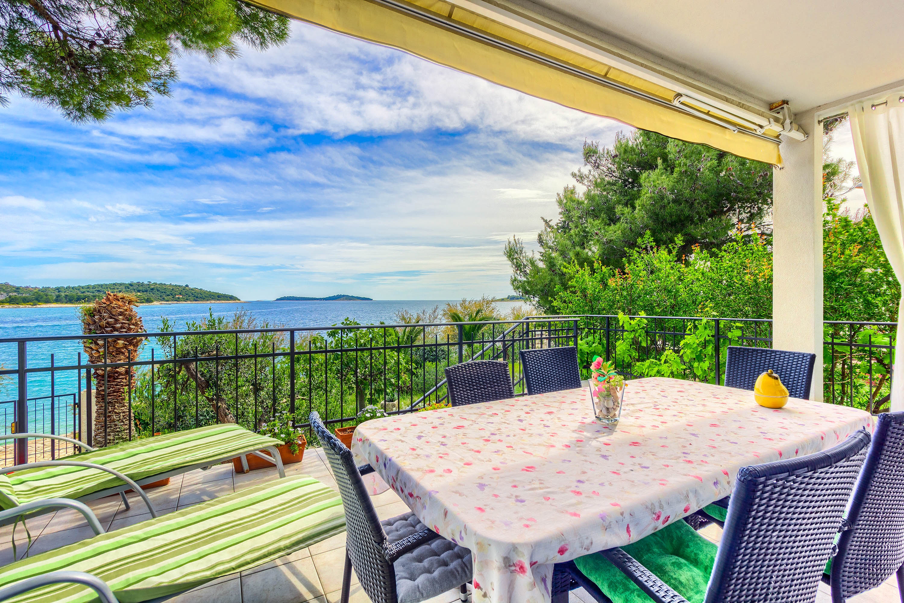 Dvosobni apartman uz plažu Rogoznica  A-a