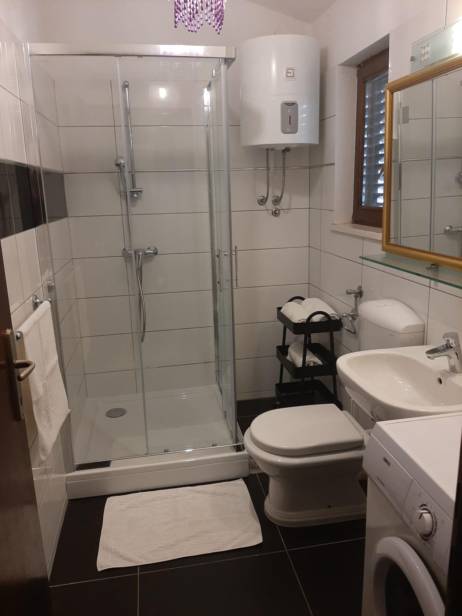 Dvosobni apartman uz plažu Rogoznica  A-b