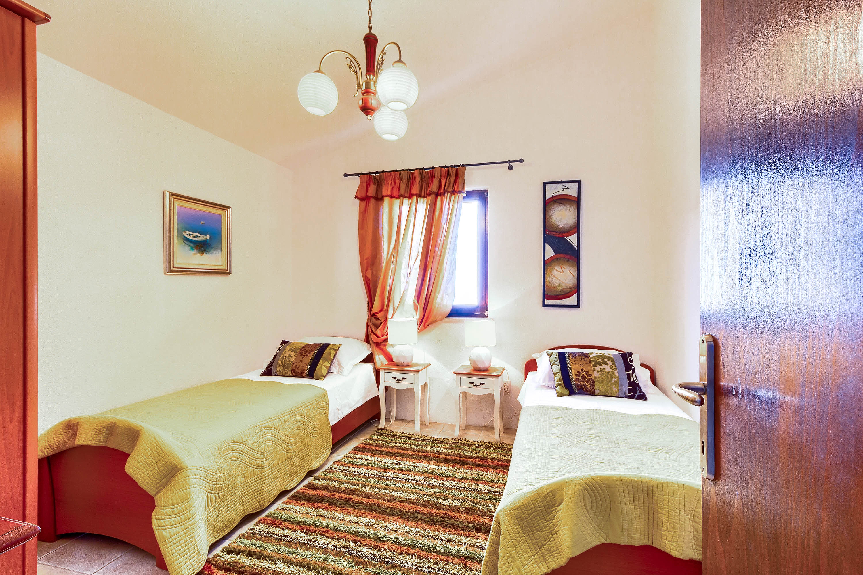 Dvosobni apartman uz plažu Rogoznica  A-b