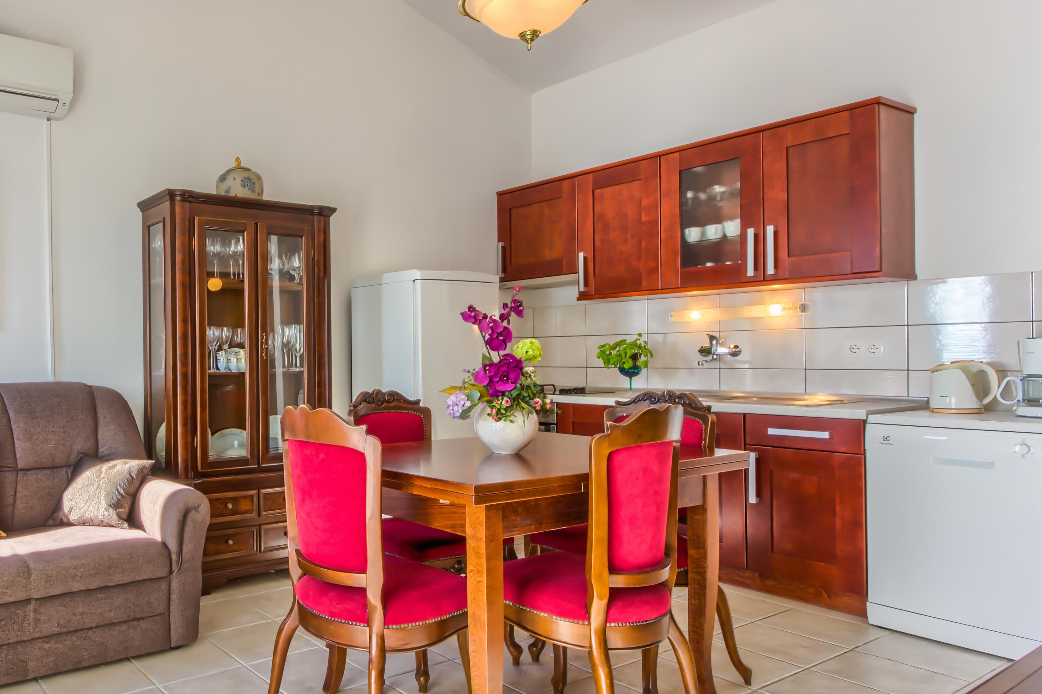 Dvosobni apartman uz plažu Rogoznica  A-b