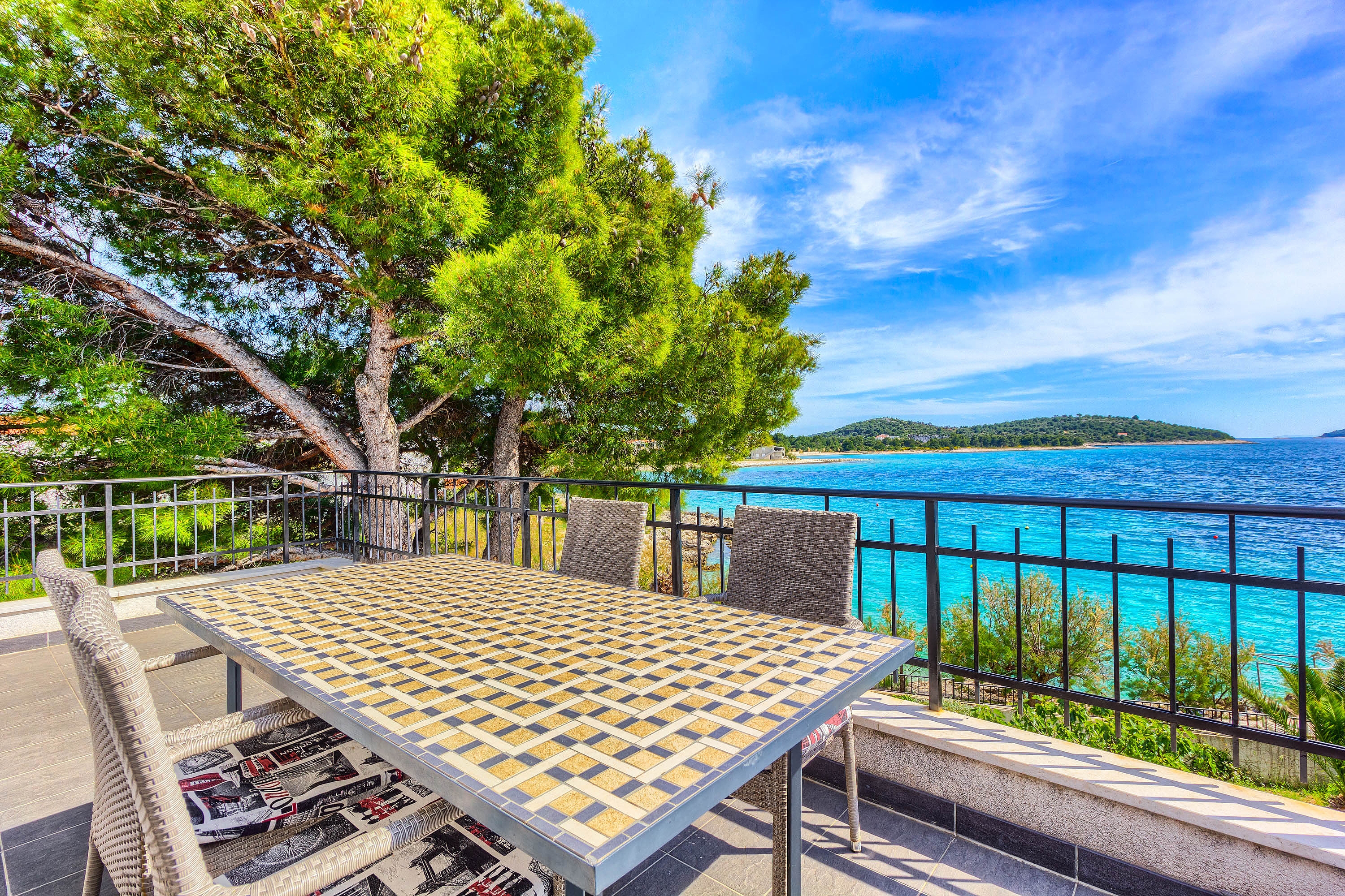 Dvosobni apartman uz plažu Rogoznica  A-b