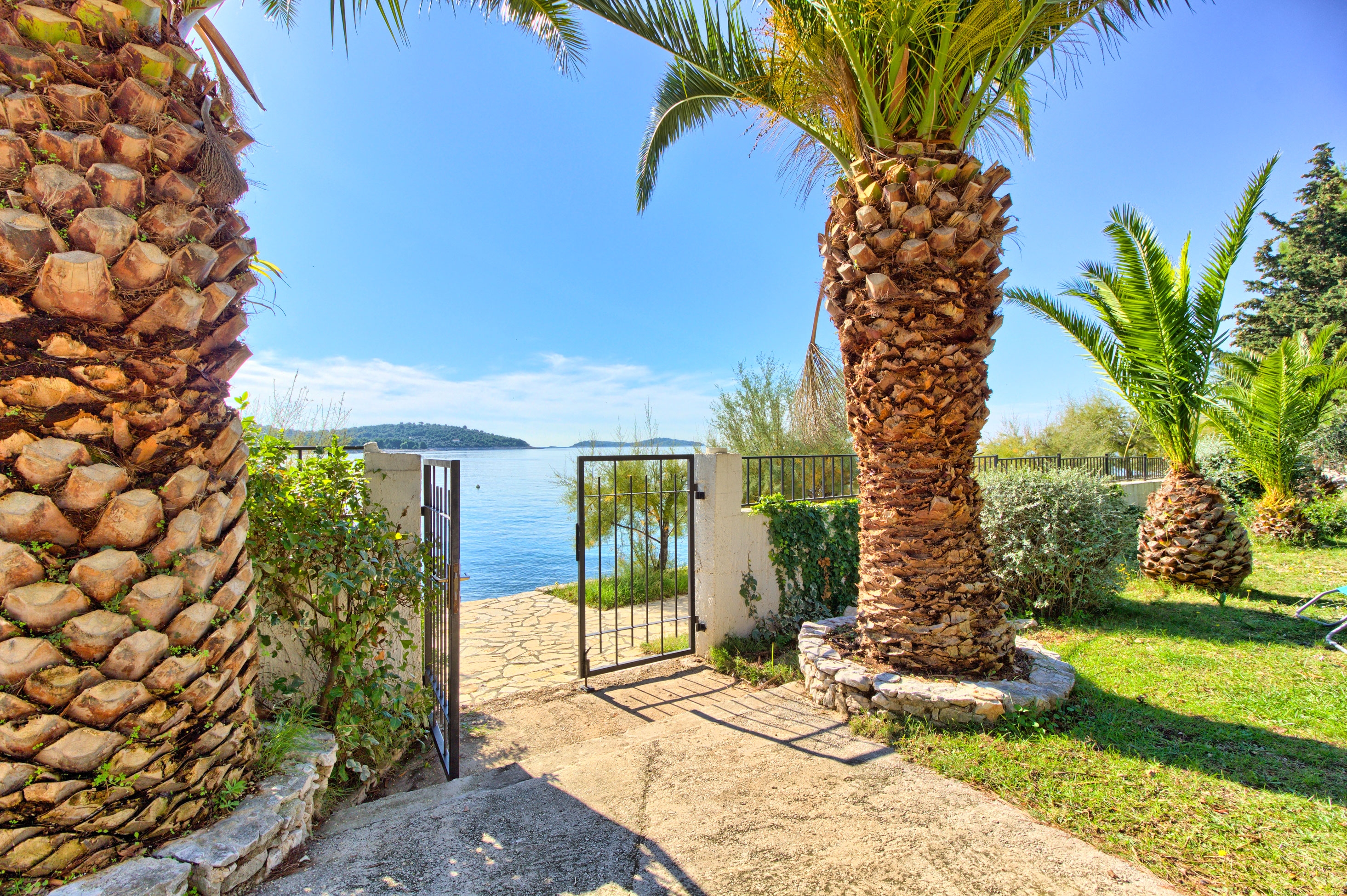 Dvosobni apartman uz plažu Rogoznica  A-a