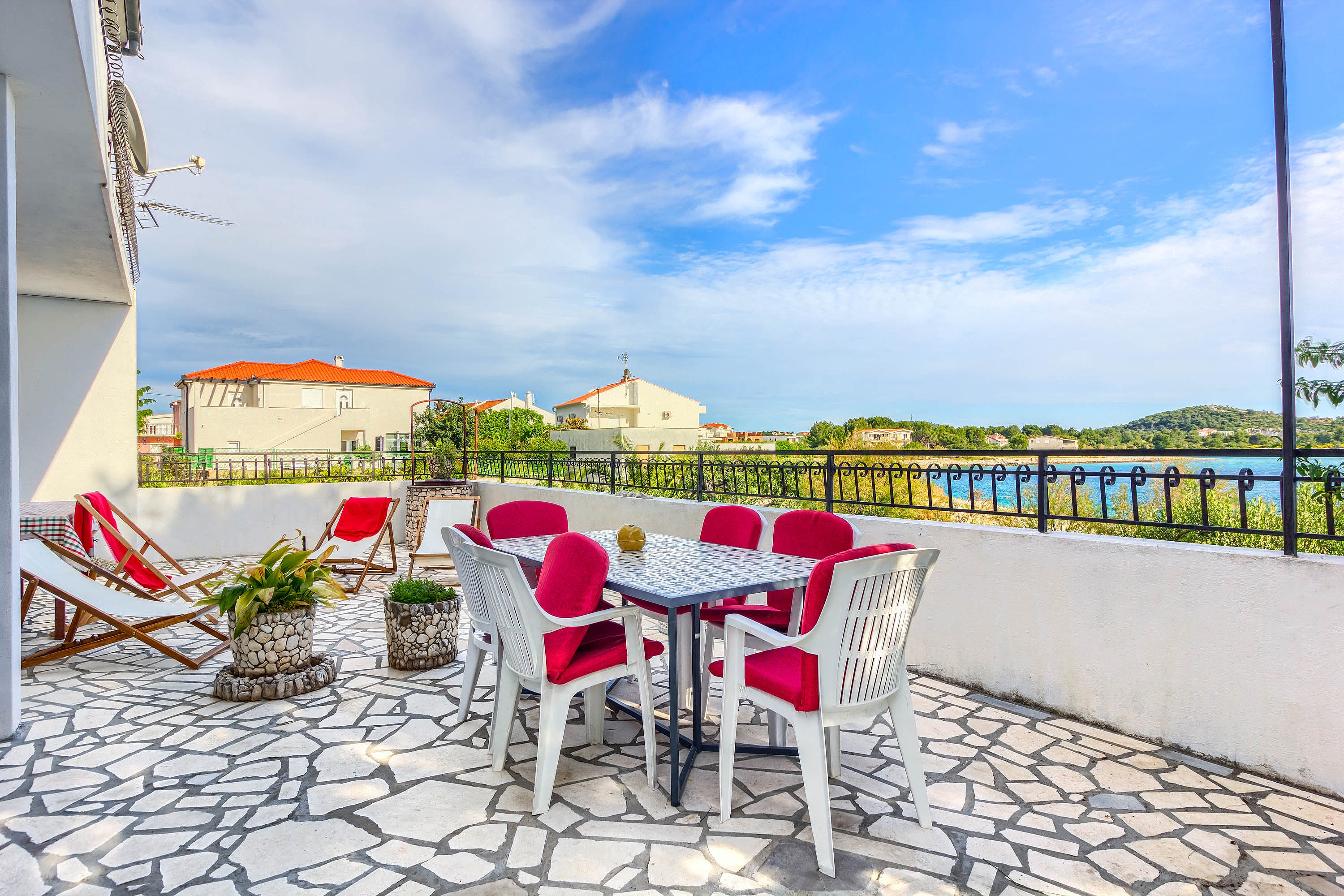 Dvosobni apartman uz plažu Rogoznica  A-a