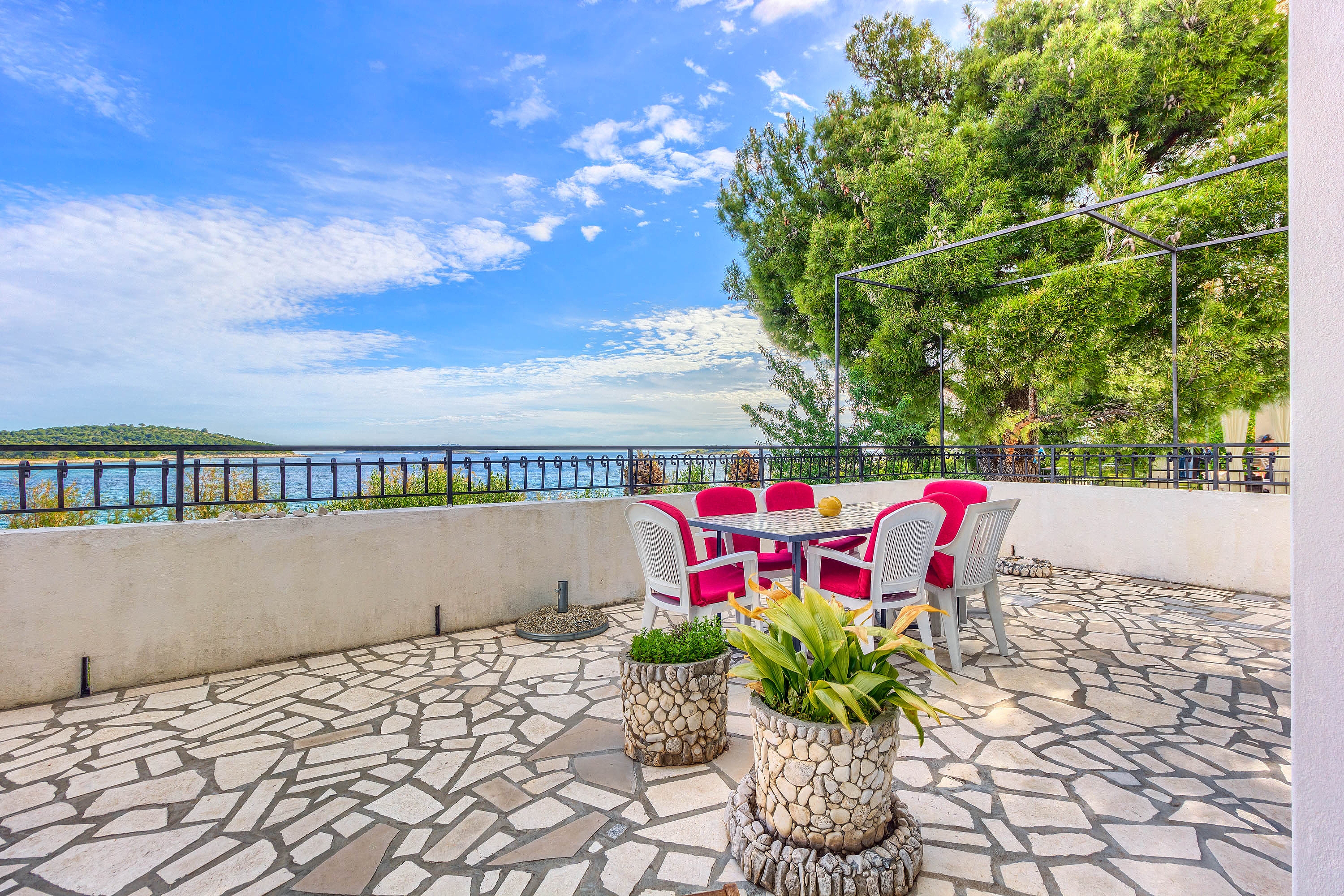 Dvosobni apartman uz plažu Rogoznica  A-a