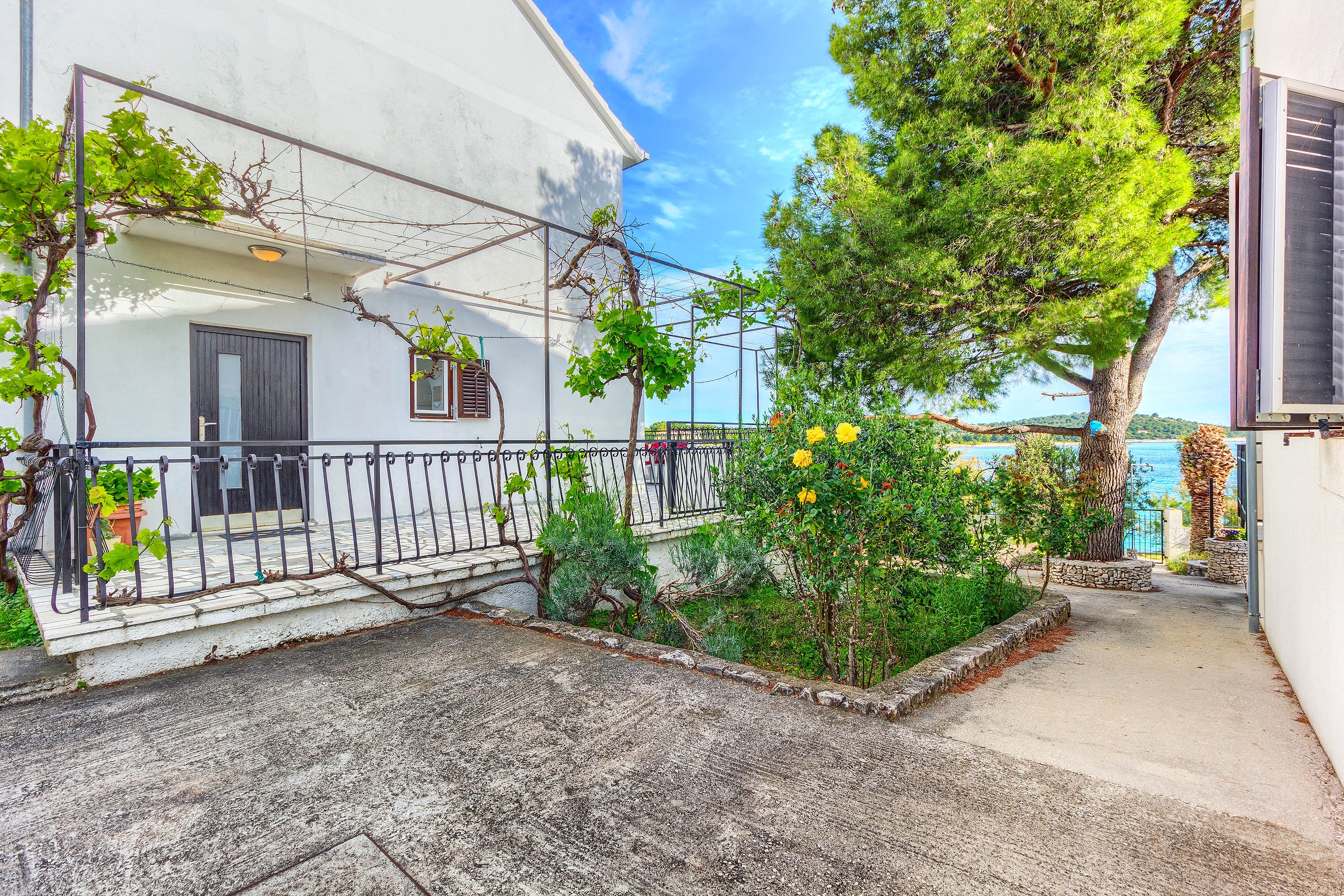 Dvosobni apartman uz plažu Rogoznica  A-a