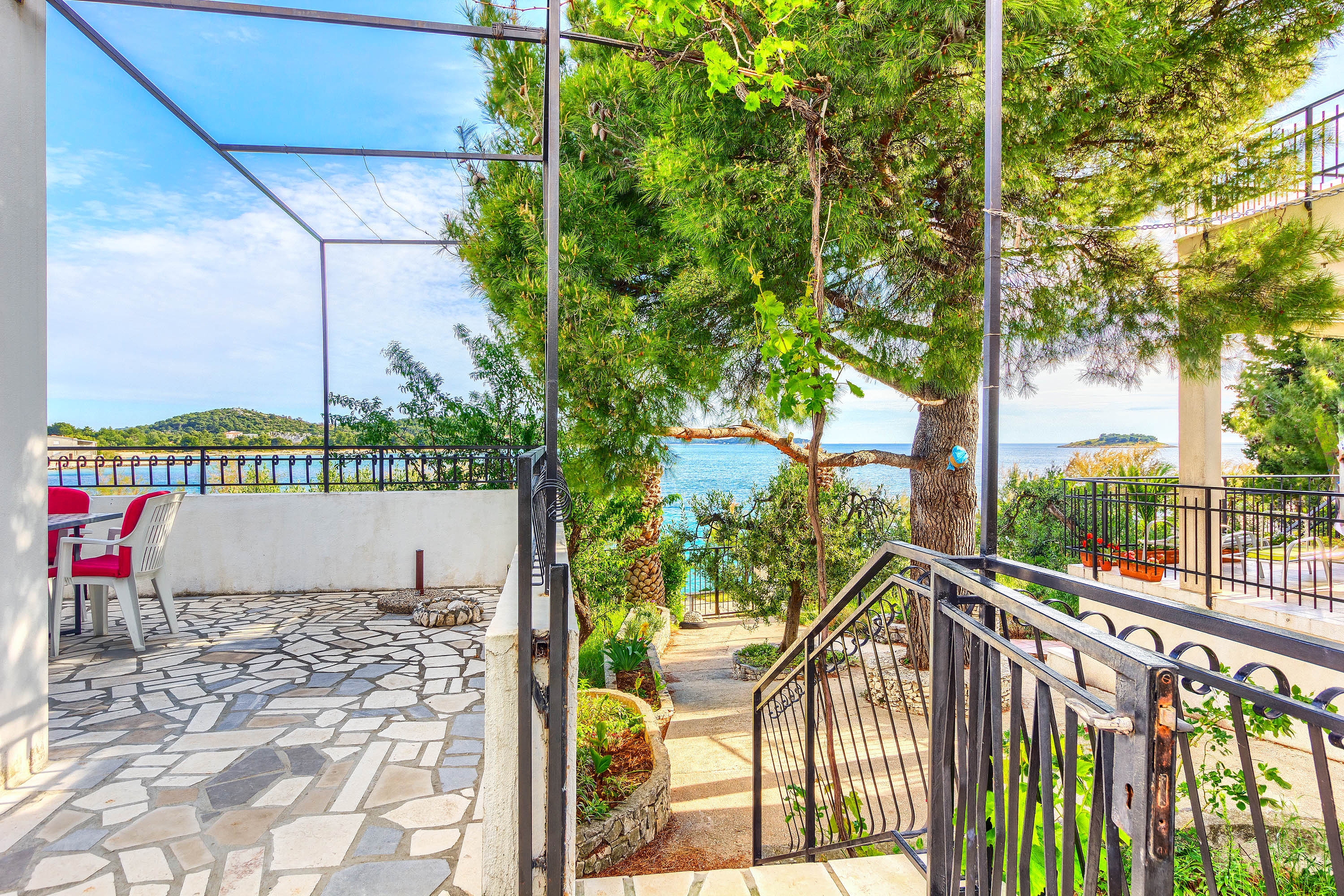 Dvosobni apartman uz plažu Rogoznica  A-a