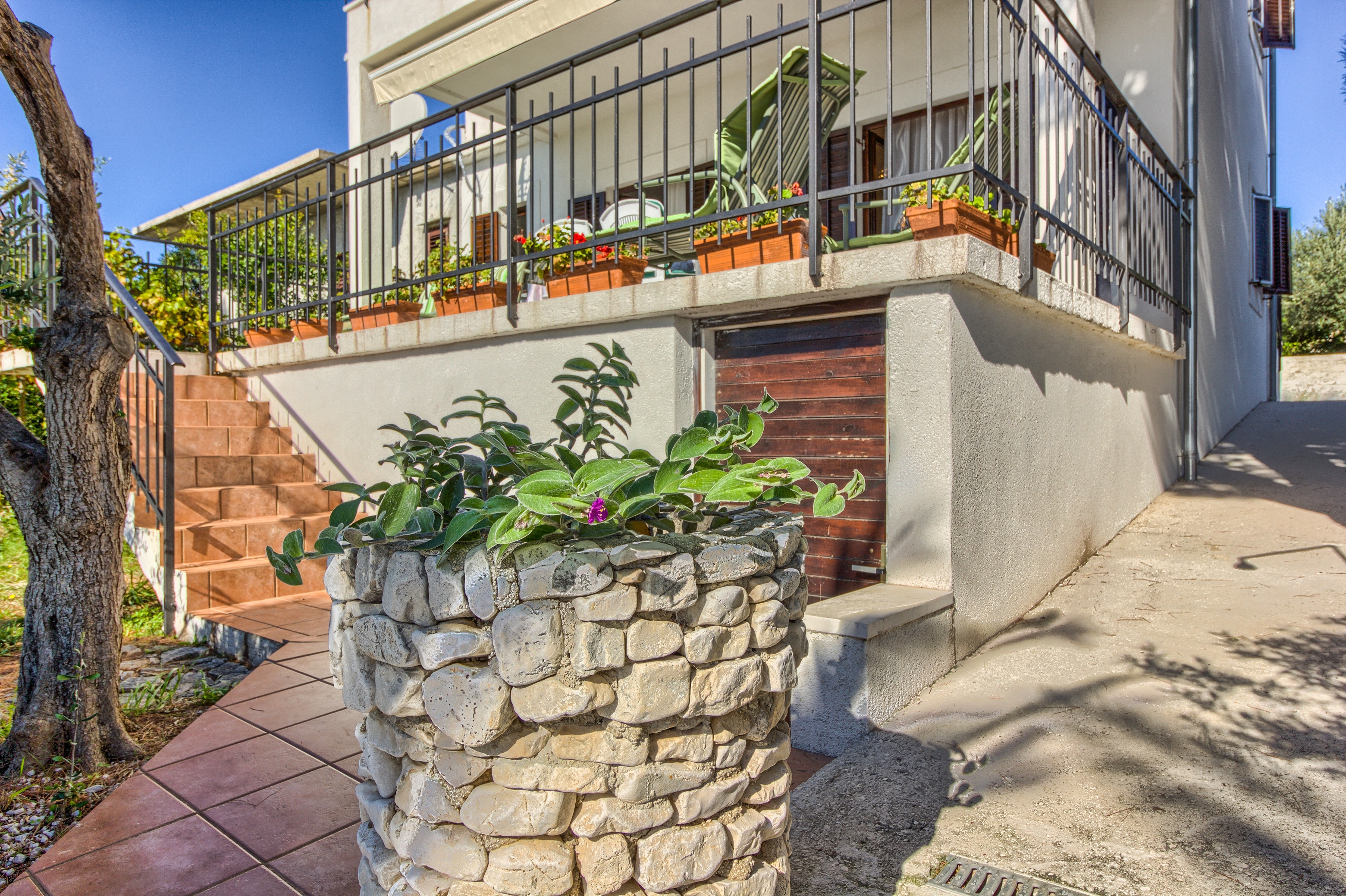 Dvosobni apartman uz plažu Rogoznica  A-a