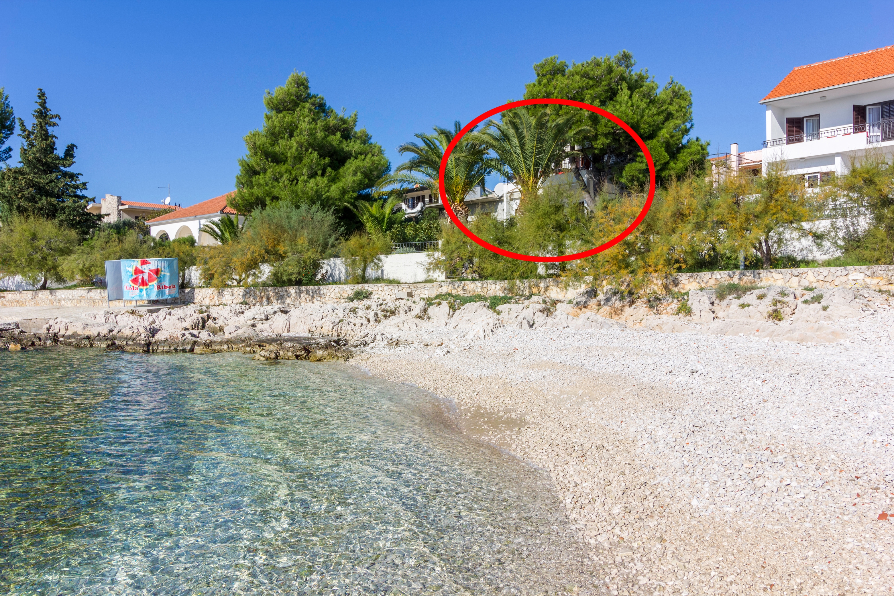 Dvosobni apartman uz plažu Rogoznica  A-a