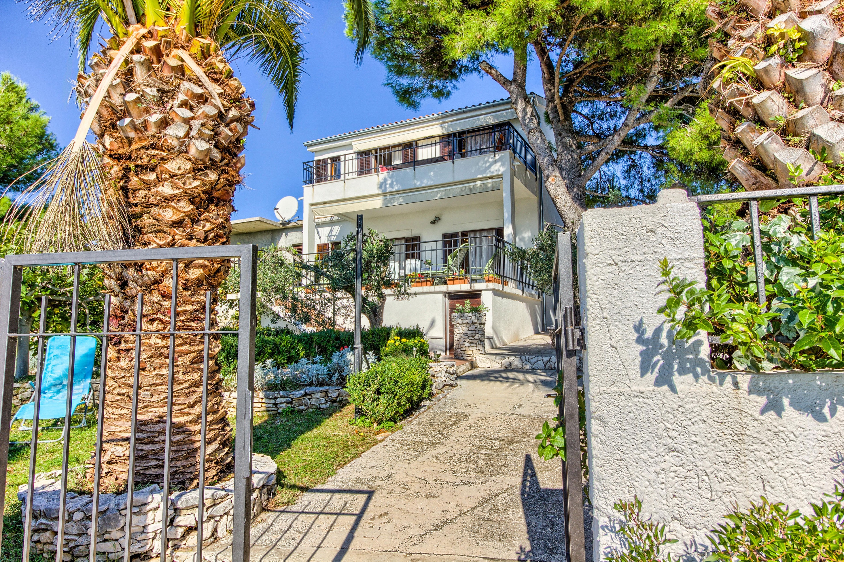 Dvosobni apartman uz plažu Rogoznica  A-a