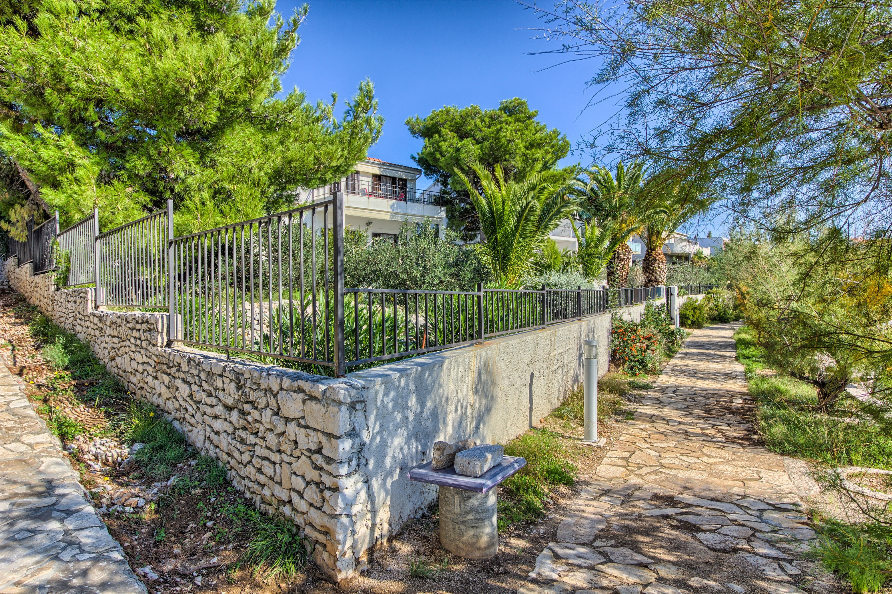 Dvosobni apartman uz plažu Rogoznica  A-a