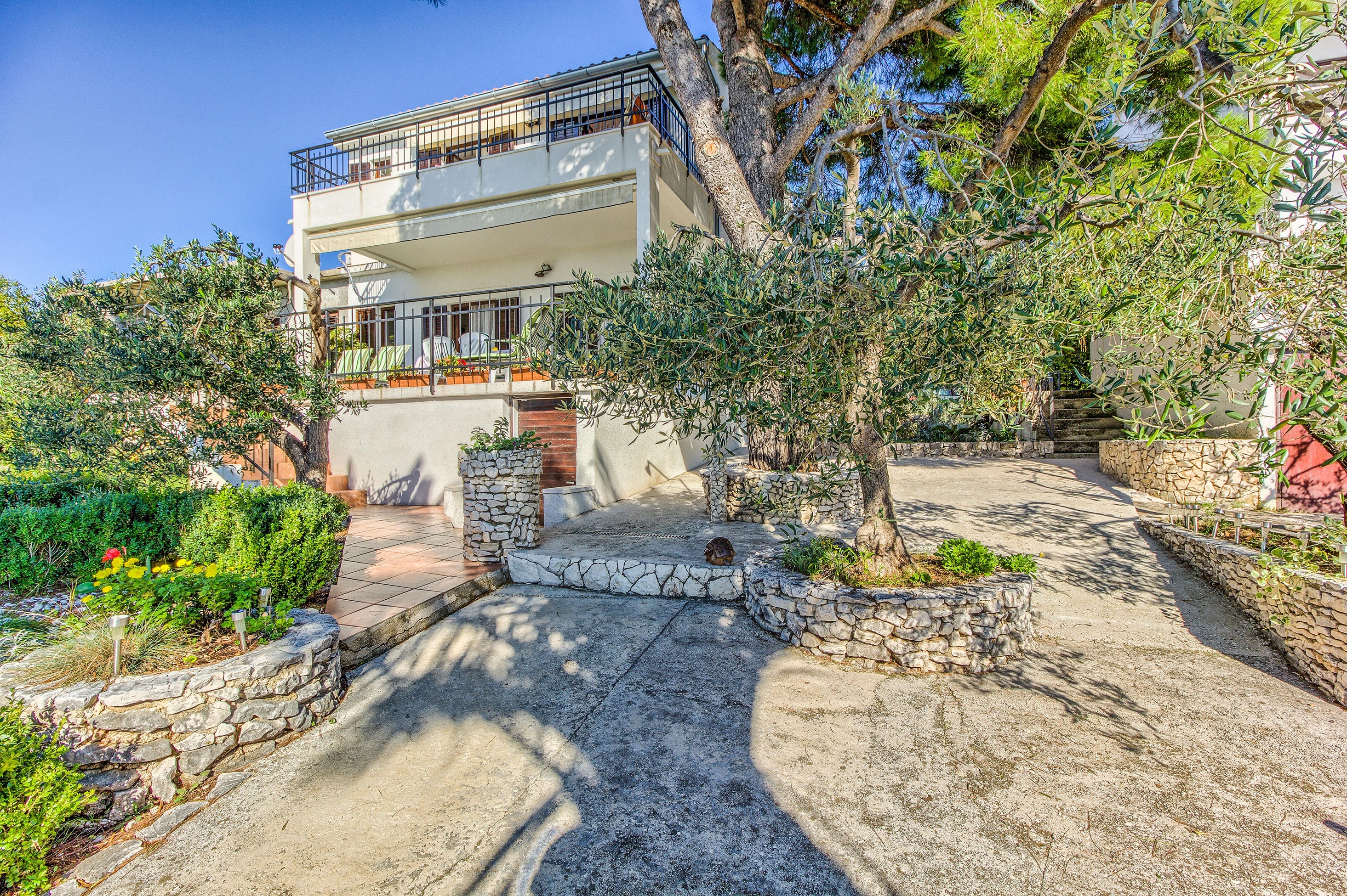 Dvosobni apartman uz plažu Rogoznica  A-a