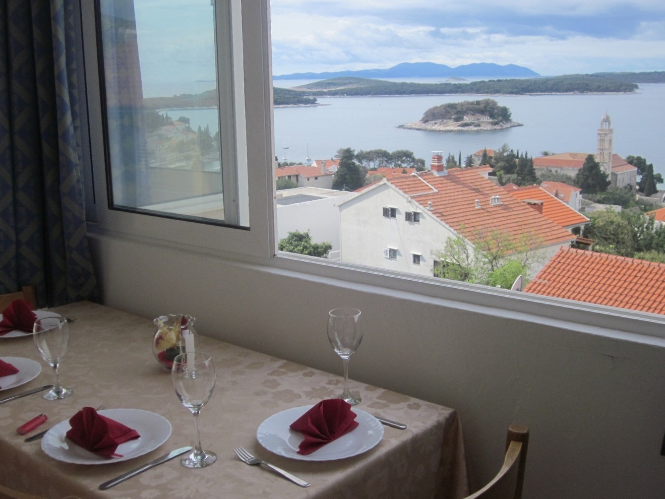 One bedroom apartment with terrace and sea view Hvar (A-20114-b)