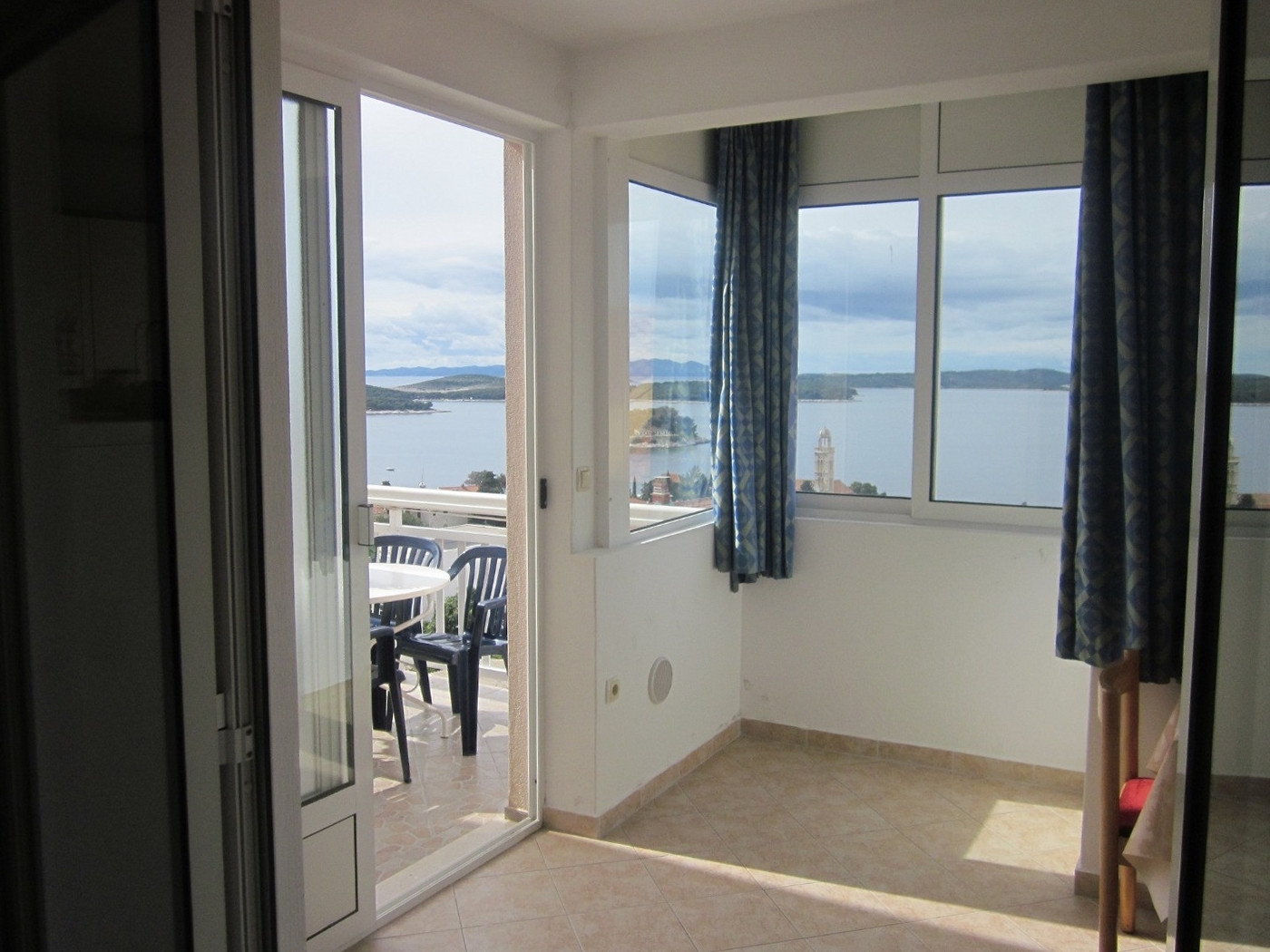 One bedroom apartment with terrace and sea view Hvar (A-20114-b)