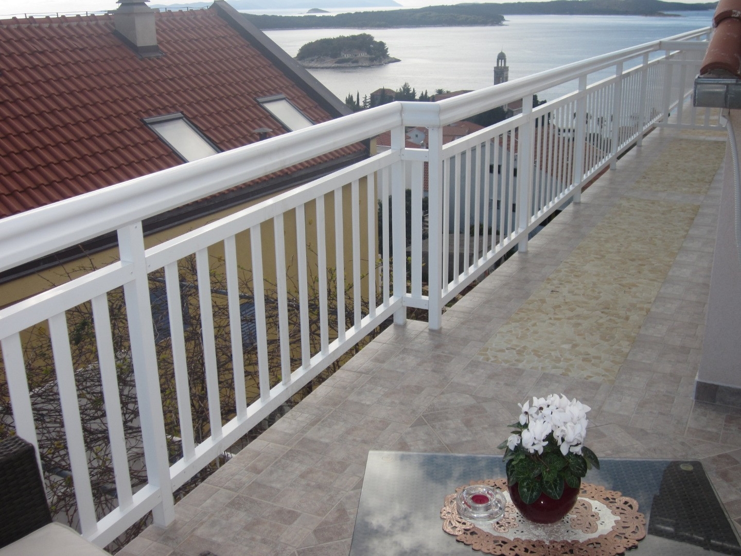 One bedroom apartment with terrace and sea view Hvar  A-d