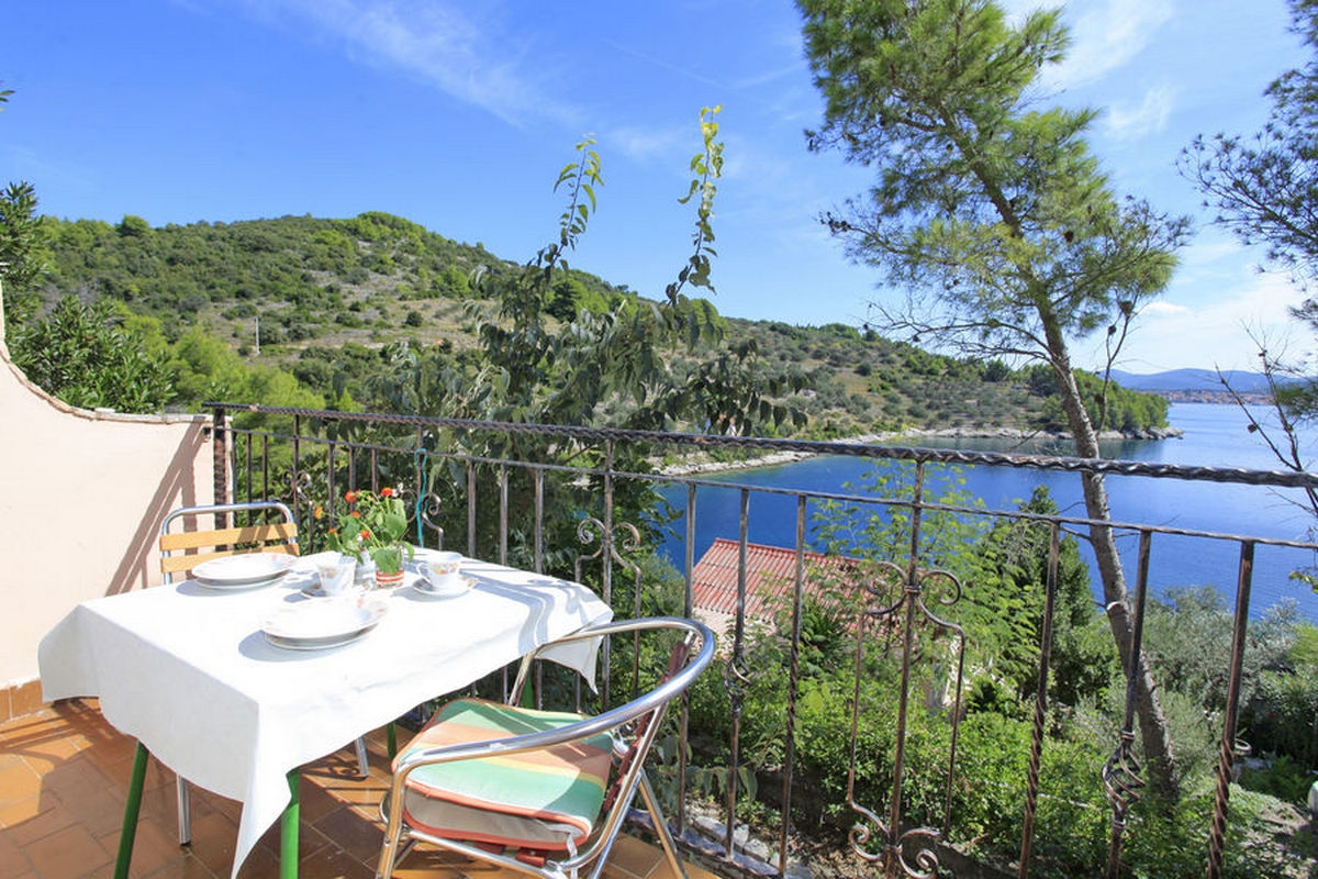 Comfortable and spacious house with terrace and sea view Cove Mikulina Luka, Korčula  K