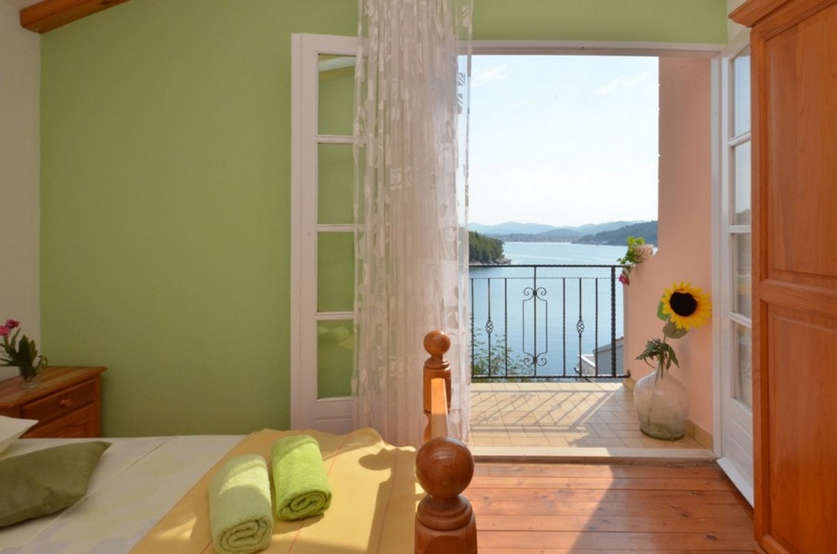 Comfortable and spacious house with terrace and sea view Cove Mikulina Luka, Korčula  K
