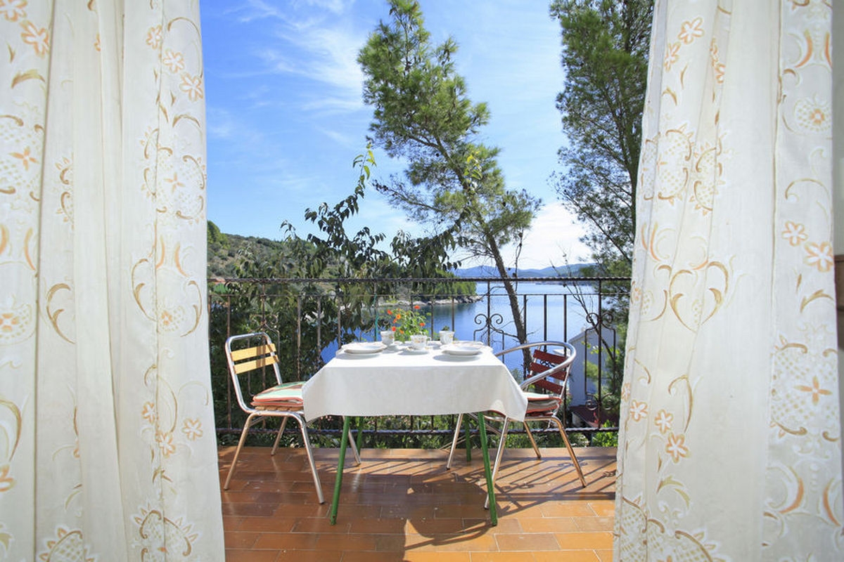 Comfortable and spacious house with terrace and sea view Cove Mikulina Luka, Korčula  K