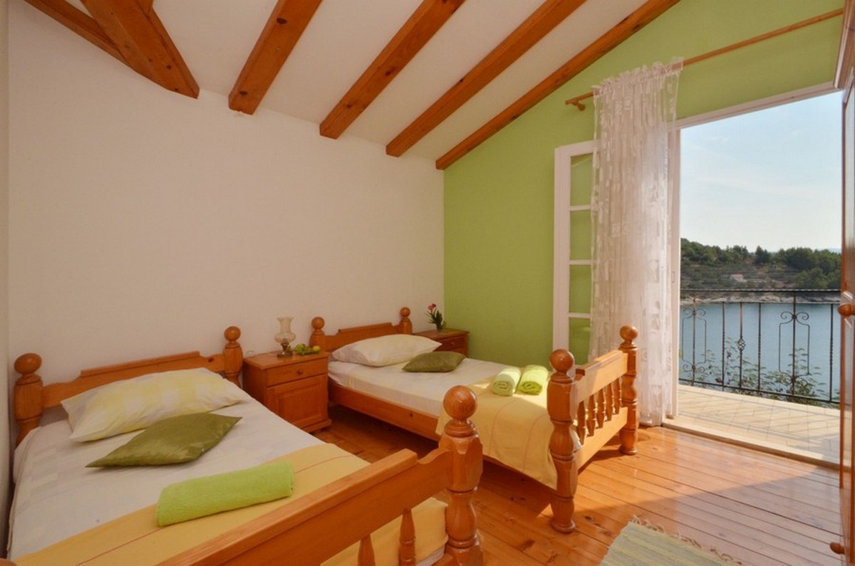 Comfortable and spacious house with terrace and sea view Cove Mikulina Luka, Korčula  K