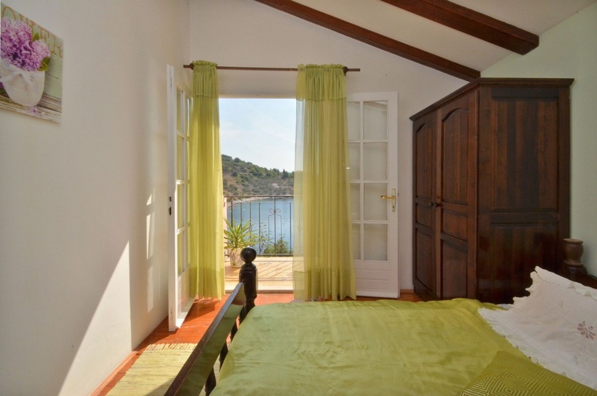 Comfortable and spacious house with terrace and sea view Cove Mikulina Luka, Korčula  K