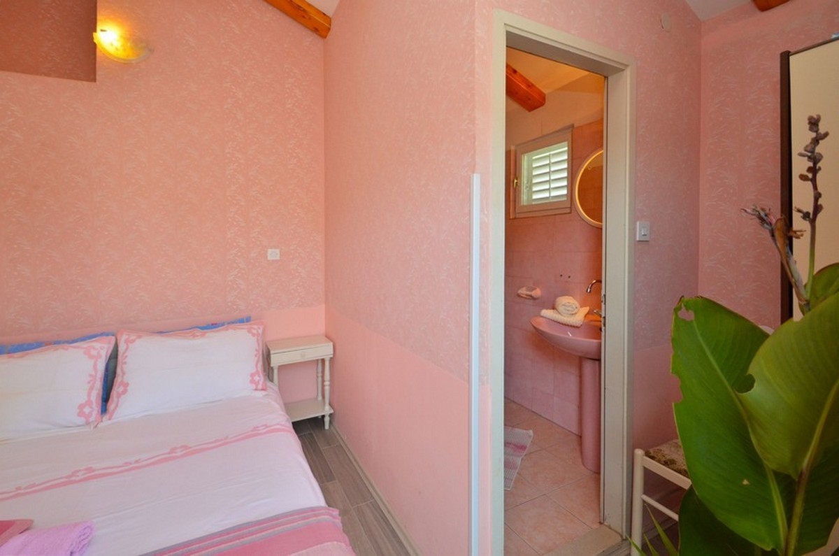 Comfortable and spacious house with terrace and sea view Cove Mikulina Luka, Korčula  K