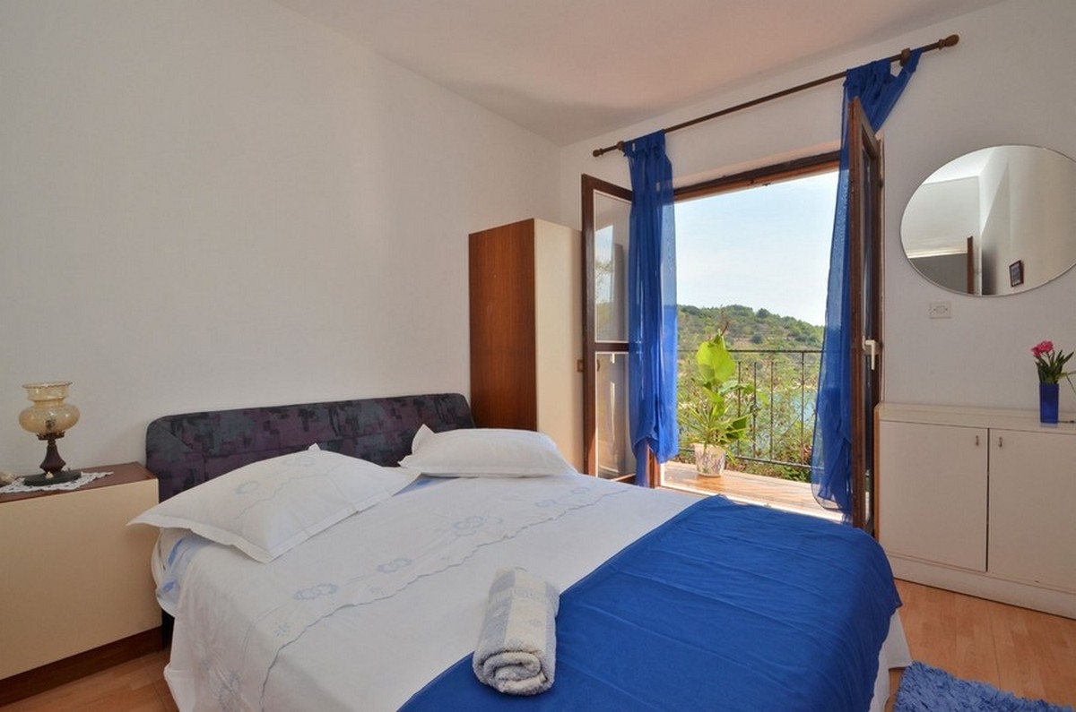 Comfortable and spacious house with terrace and sea view Cove Mikulina Luka, Korčula  K