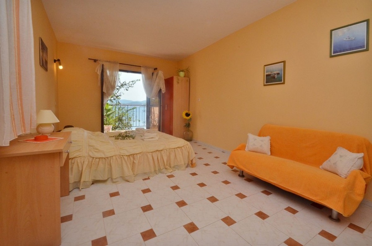 Comfortable and spacious house with terrace and sea view Cove Mikulina Luka, Korčula  K