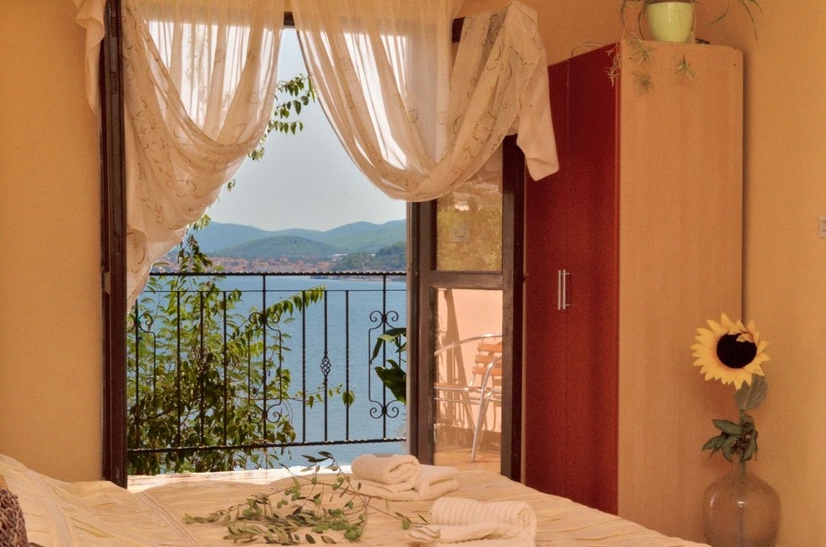 Comfortable and spacious house with terrace and sea view Cove Mikulina Luka, Korčula  K