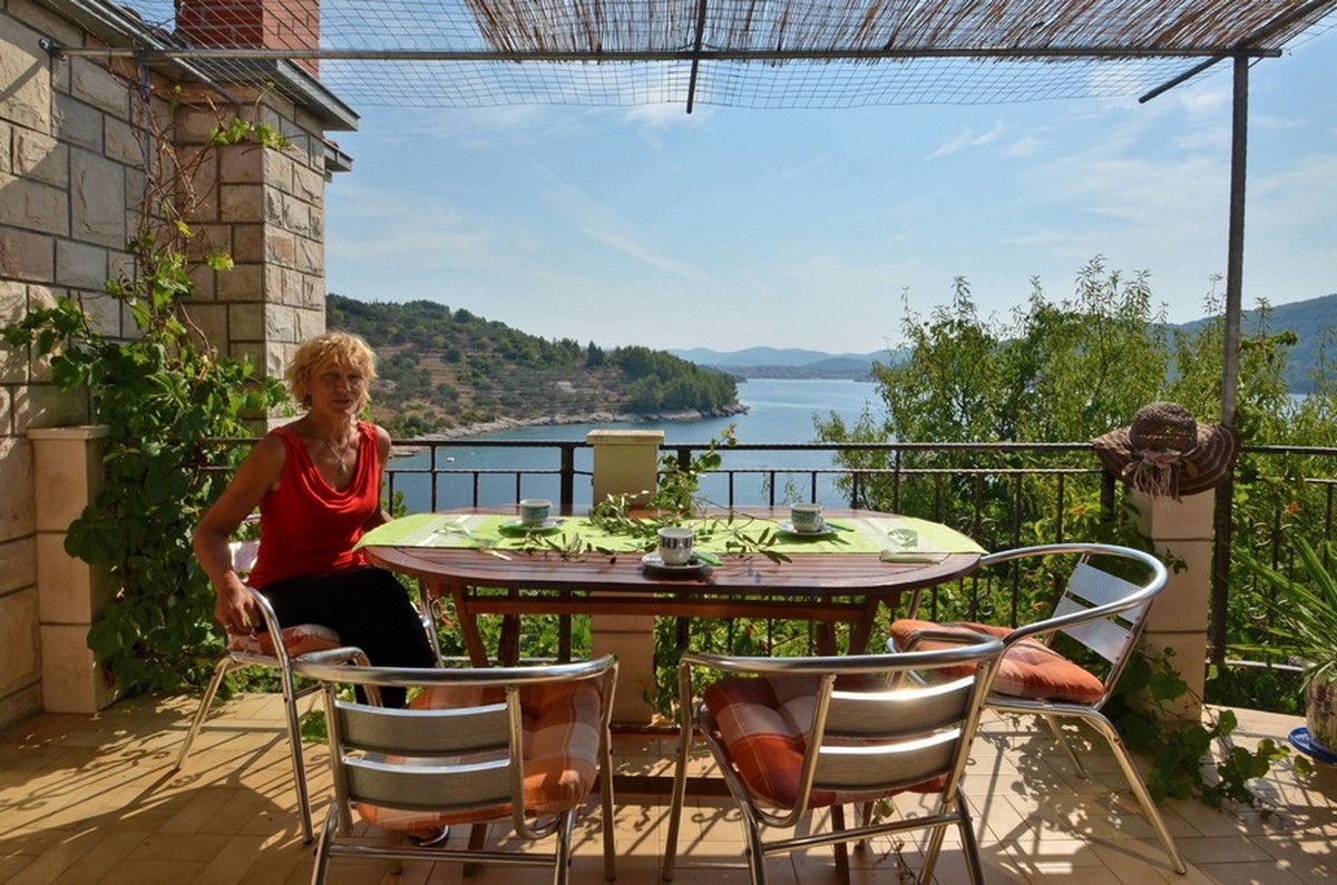 Comfortable and spacious house with terrace and sea view Cove Mikulina Luka, Korčula  K