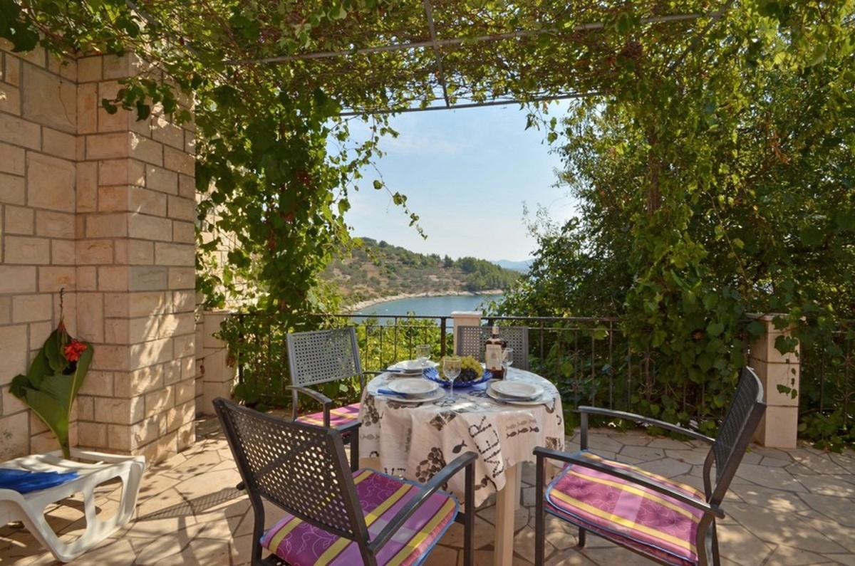 Comfortable and spacious house with terrace and sea view Cove Mikulina Luka, Korčula  K
