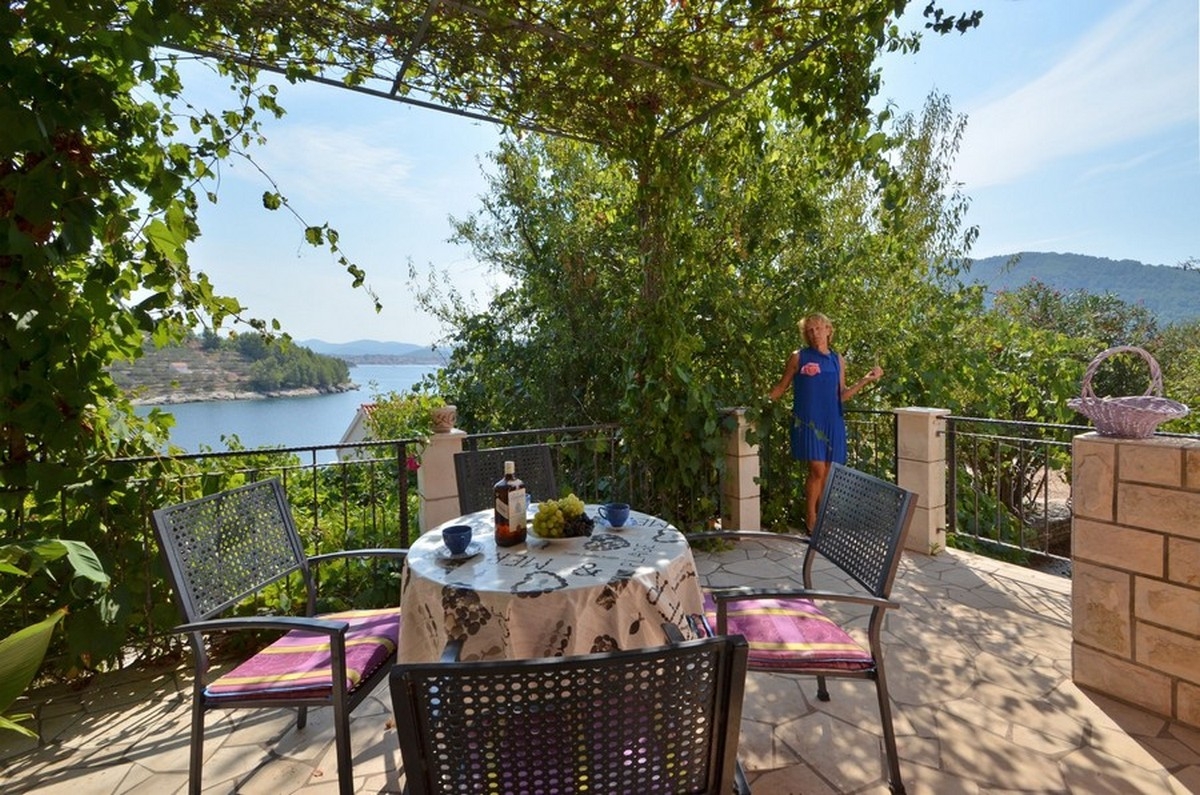 Comfortable and spacious house with terrace and sea view Cove Mikulina Luka, Korčula  K
