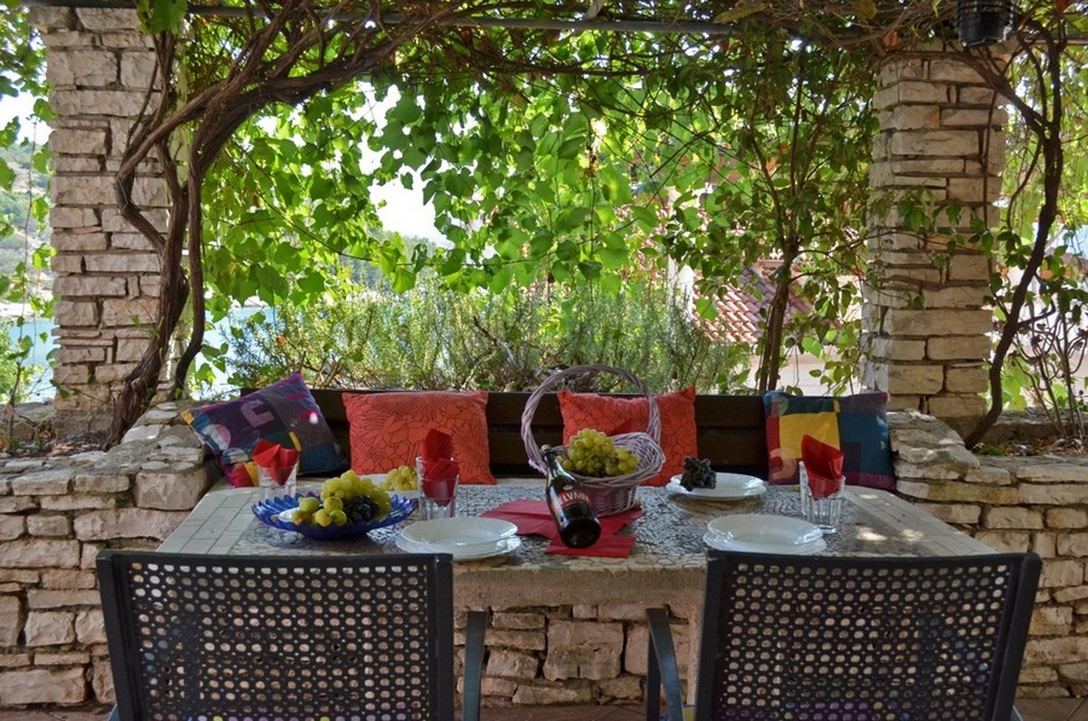 Comfortable and spacious house with terrace and sea view Cove Mikulina Luka, Korčula  K
