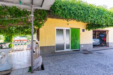Baška, Krk, Objekt 20125 - Ubytovanie blízko mora s kamienkovou plážou.
