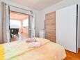 Supetarska Draga - Donja, Bedroom 2 in the apartment, air condition available, (pet friendly) and WiFi.