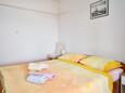 Supetarska Draga - Donja, Bedroom 2 in the apartment, air condition available, (pet friendly) and WiFi.