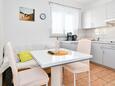Supetarska Draga - Donja, Dining room in the apartment, air condition available, (pet friendly) and WiFi.
