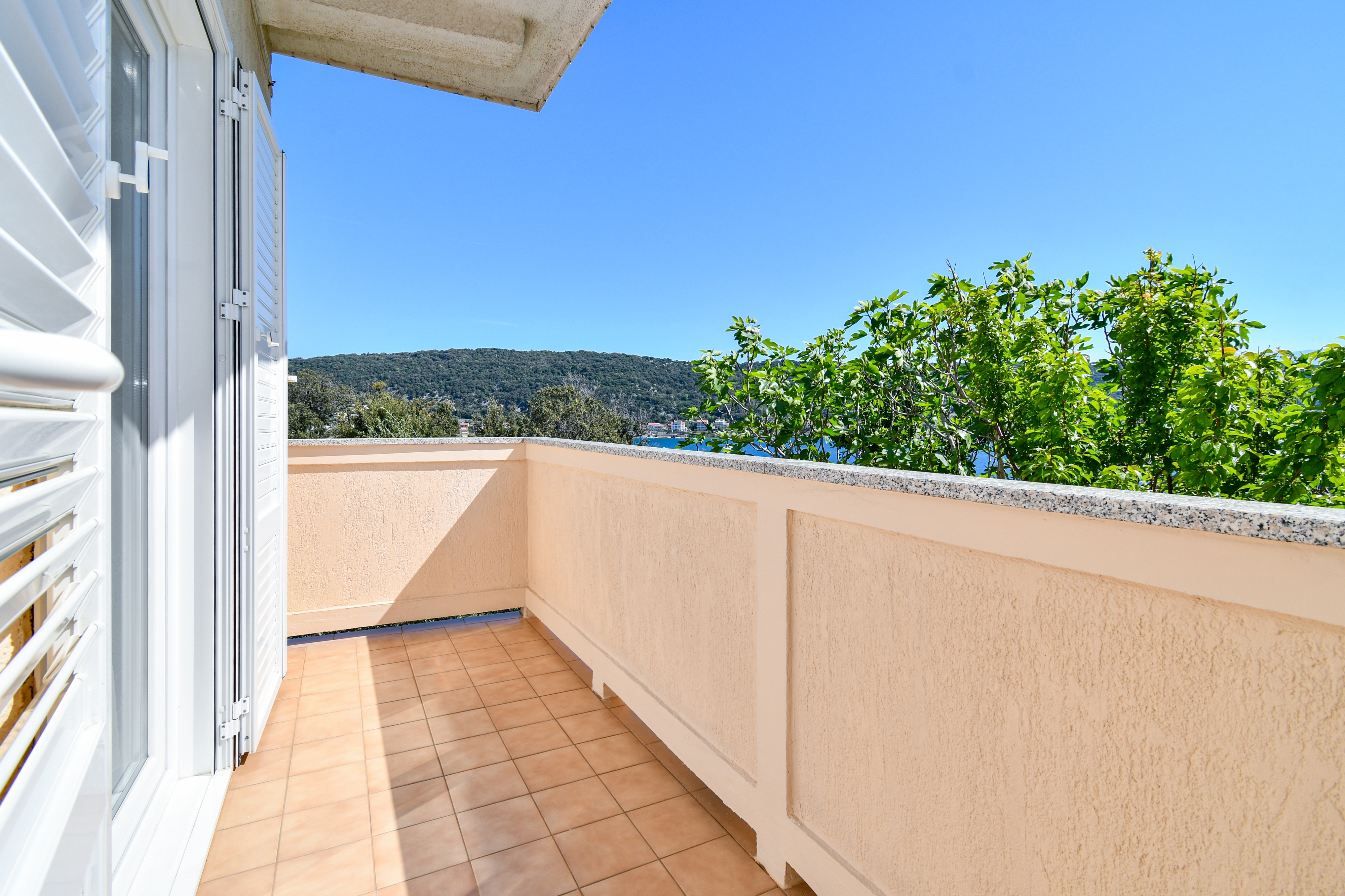 Two bedroom apartment with terrace and sea view Supetarska Draga - Donja, Rab  A-c