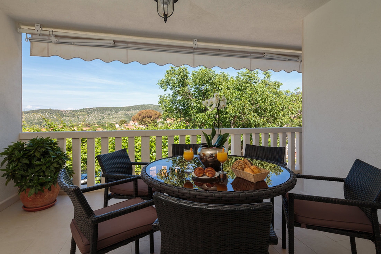 Three bedroom house with terrace Nerežišća, Brač  K