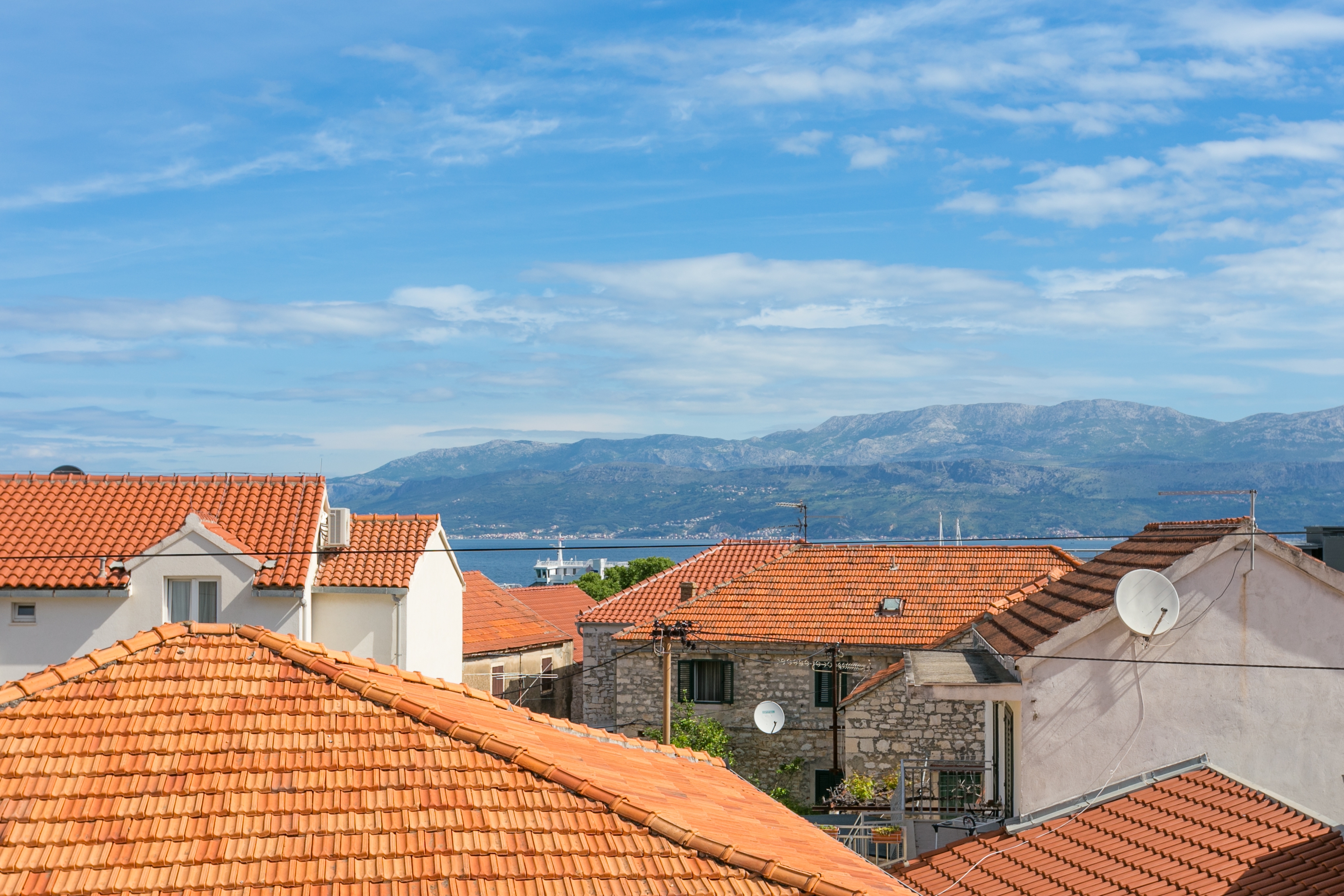 Three bedroom apartment with terrace and sea view Supetar, Brač  A-c