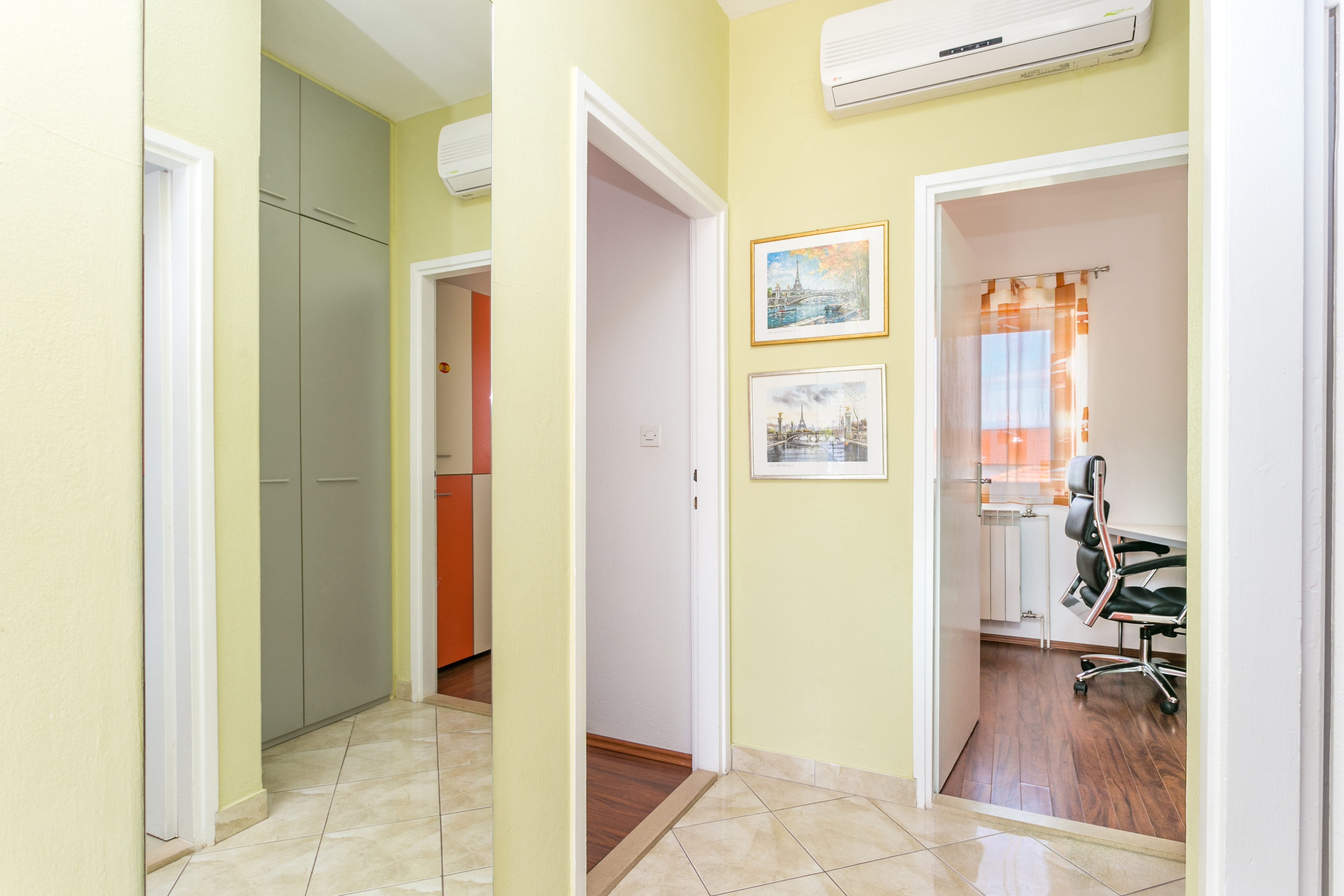 Three bedroom apartment with terrace and sea view Supetar, Brač  A-c