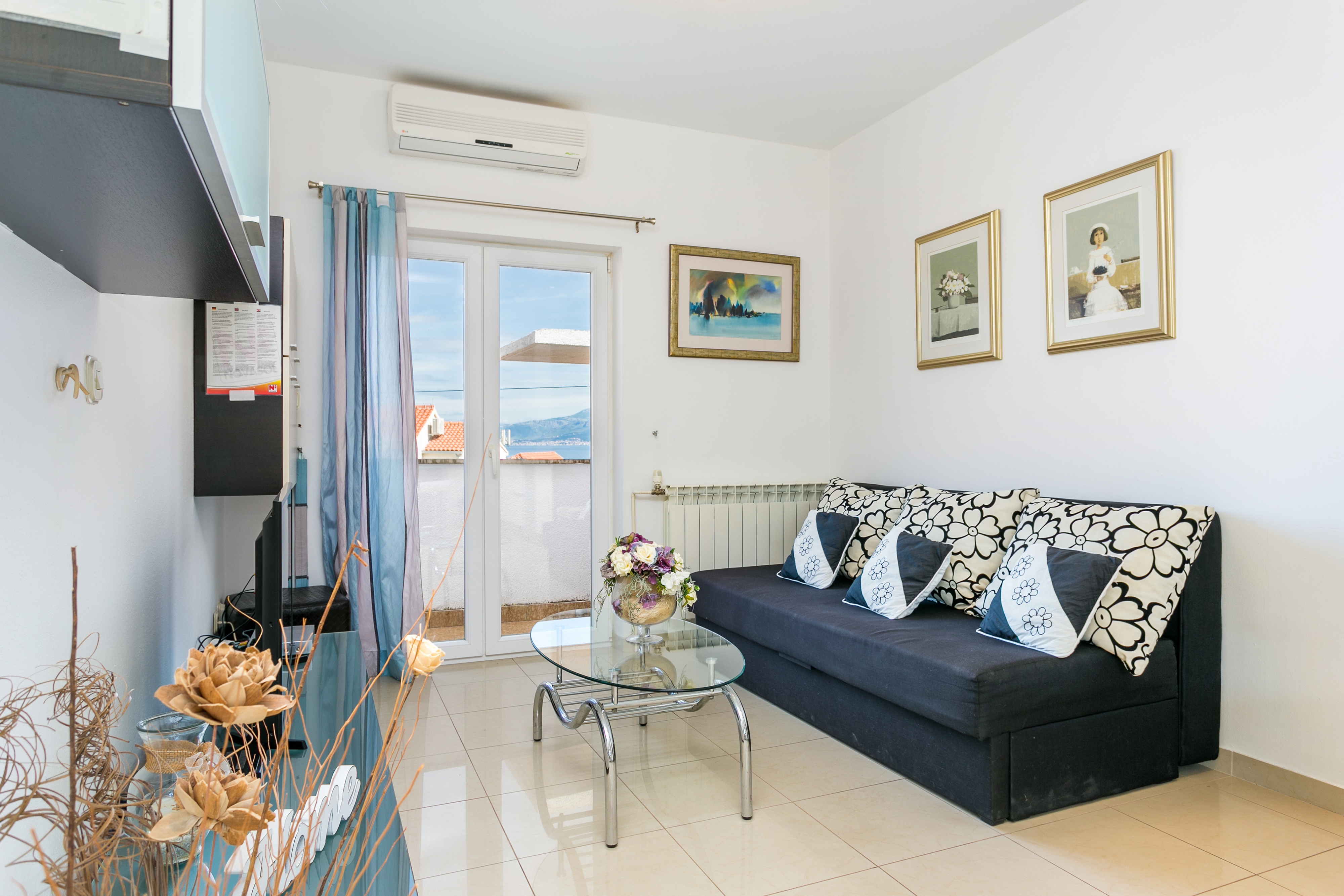 Three bedroom apartment with terrace and sea view Supetar, Brač (A-20134-c) Three bedroom apartment with terrace and sea view Supetar, Brač (A-20134-c)