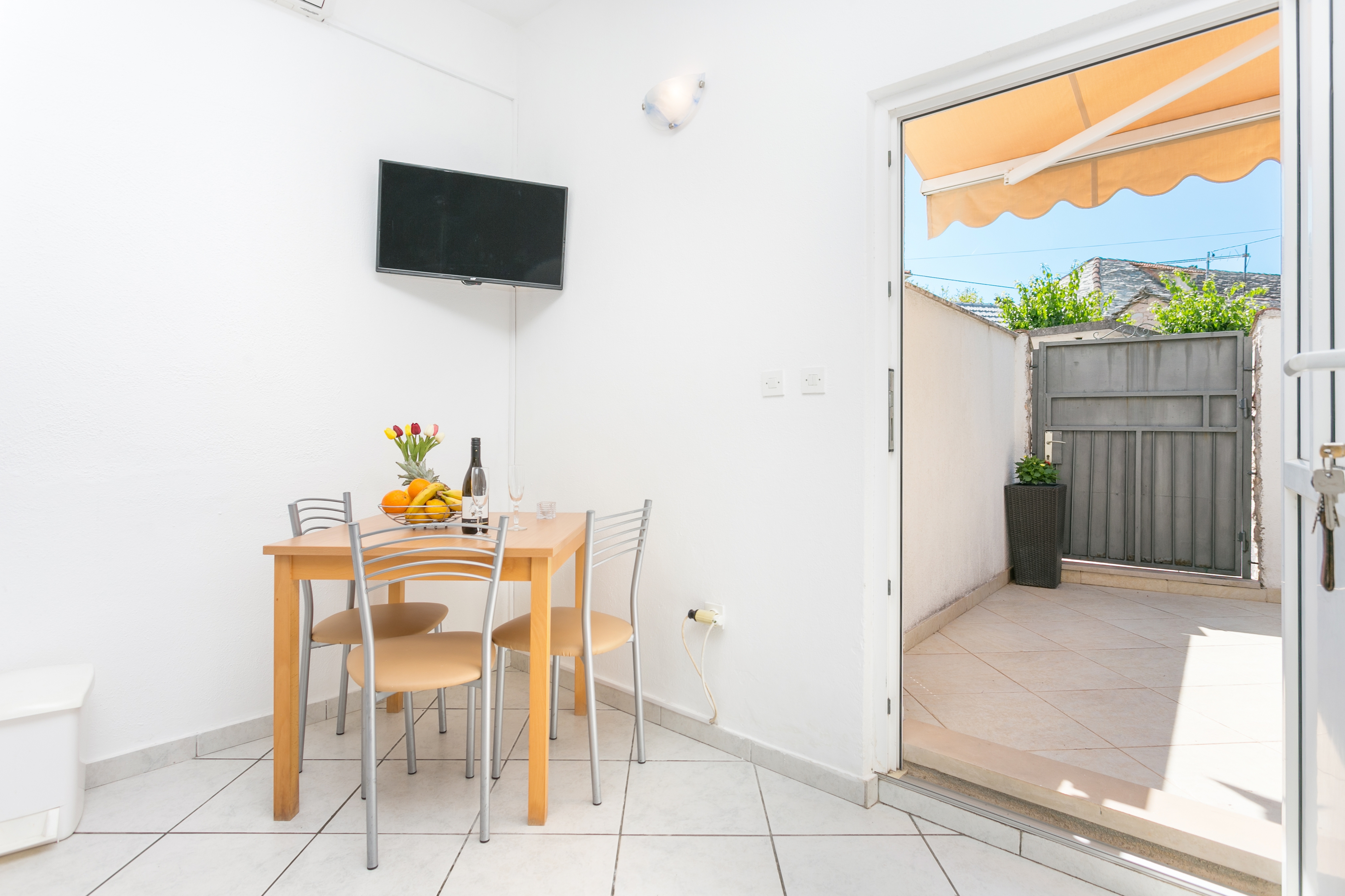 Studio flat with terrace Supetar, Brač (AS-20134-a) Studio flat with terrace Supetar, Brač (AS-20134-a)