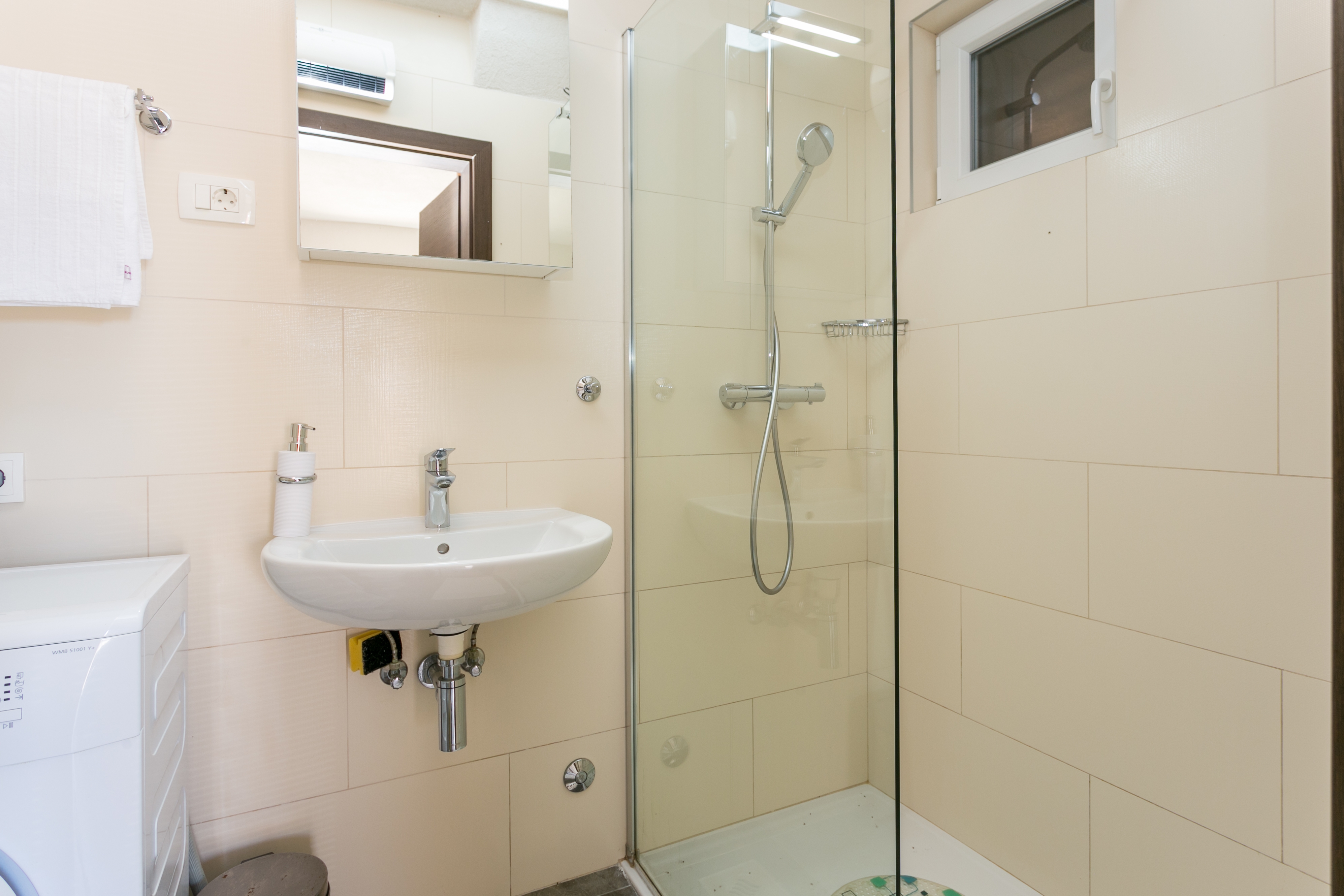 Two bedroom house with terrace Milna, Brač  K