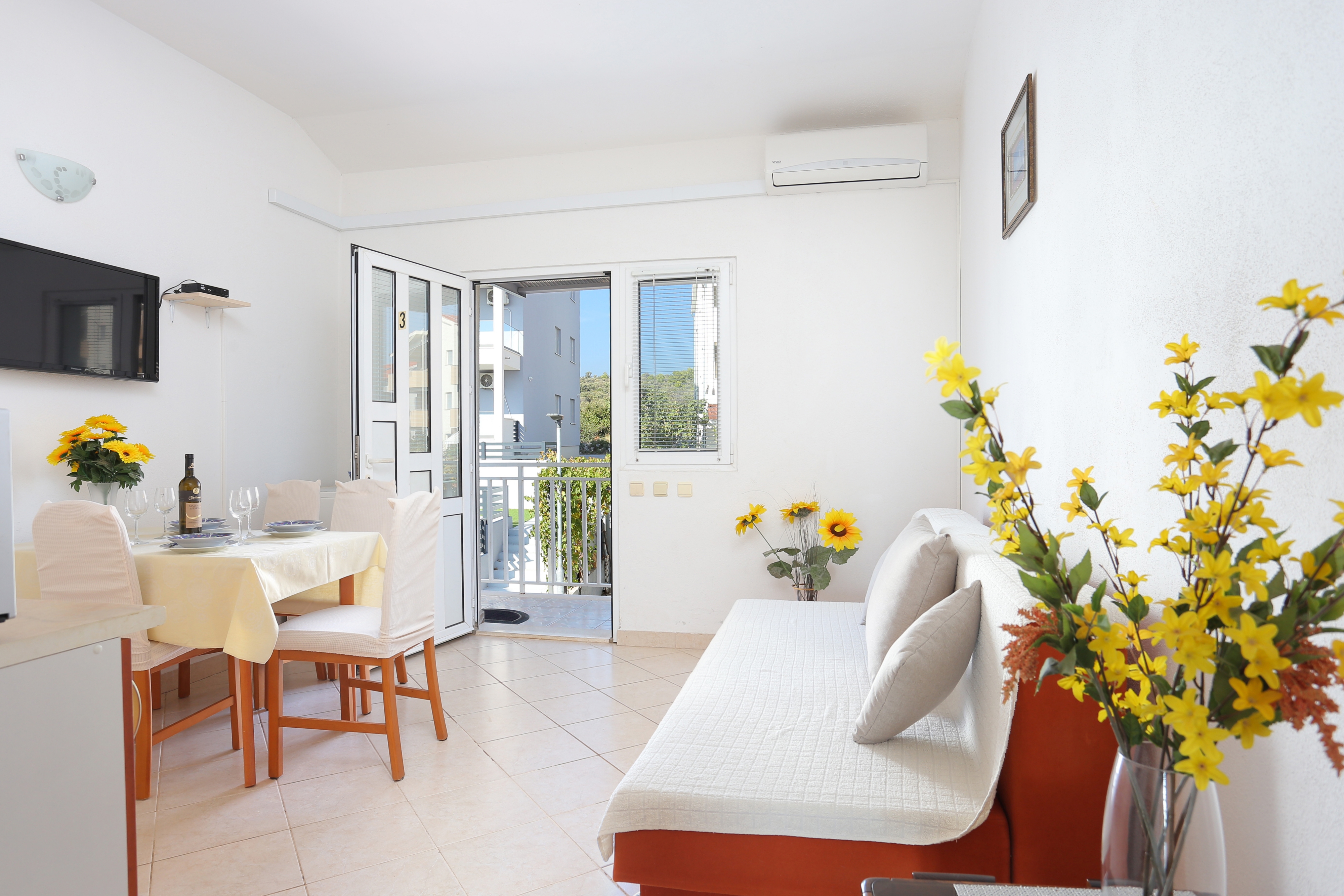 One bedroom apartment with terrace and sea view Rogoznica (A-20142-c)