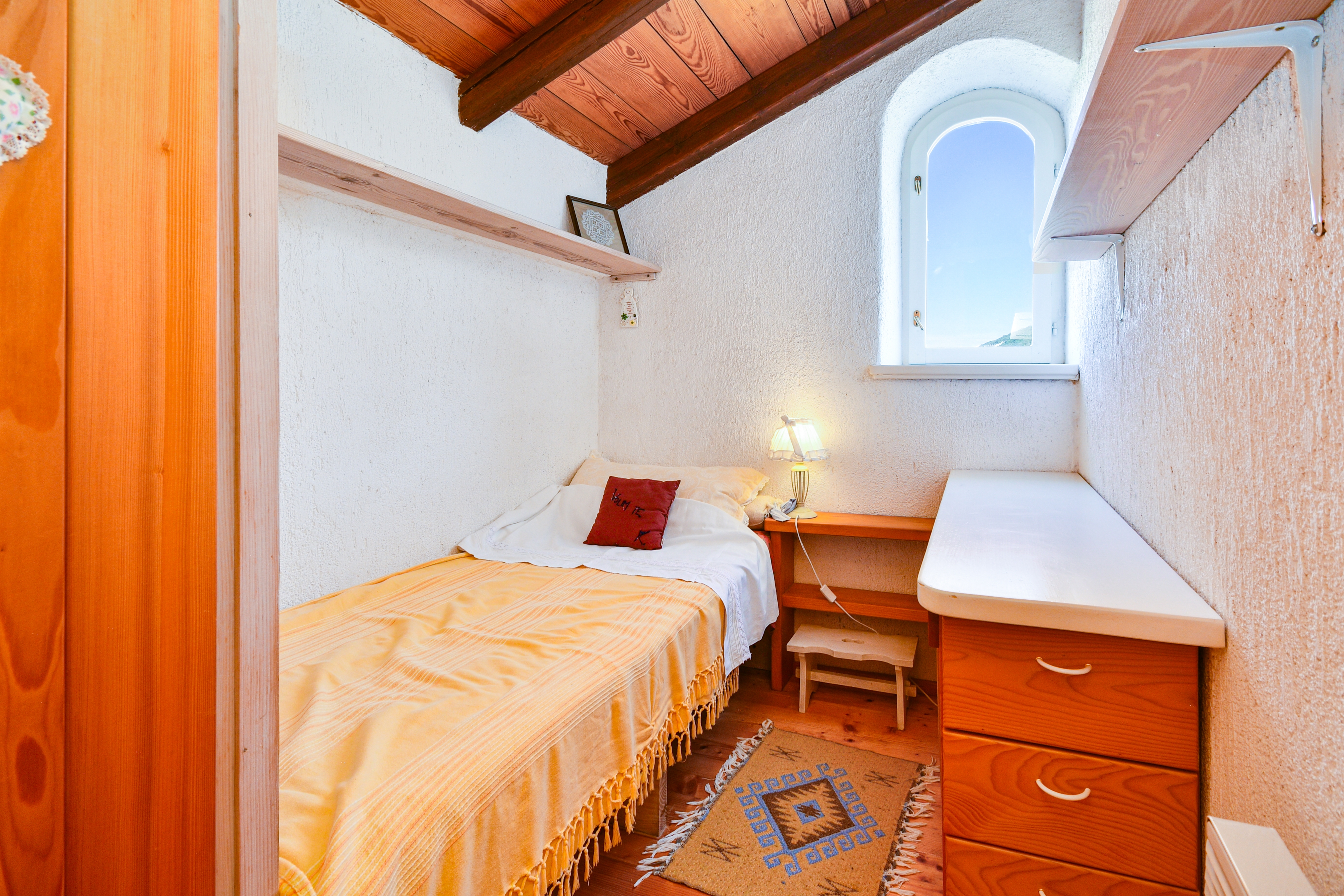 Two bedroom apartment with terrace Barbat, Rab  A-b