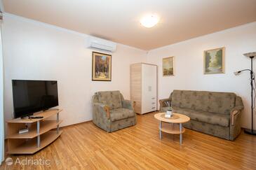 Vir, Sala de estar in the apartment, air condition available y WiFi.