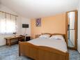 Vir, Dormitorio in the studio-apartment, air condition available y WiFi.