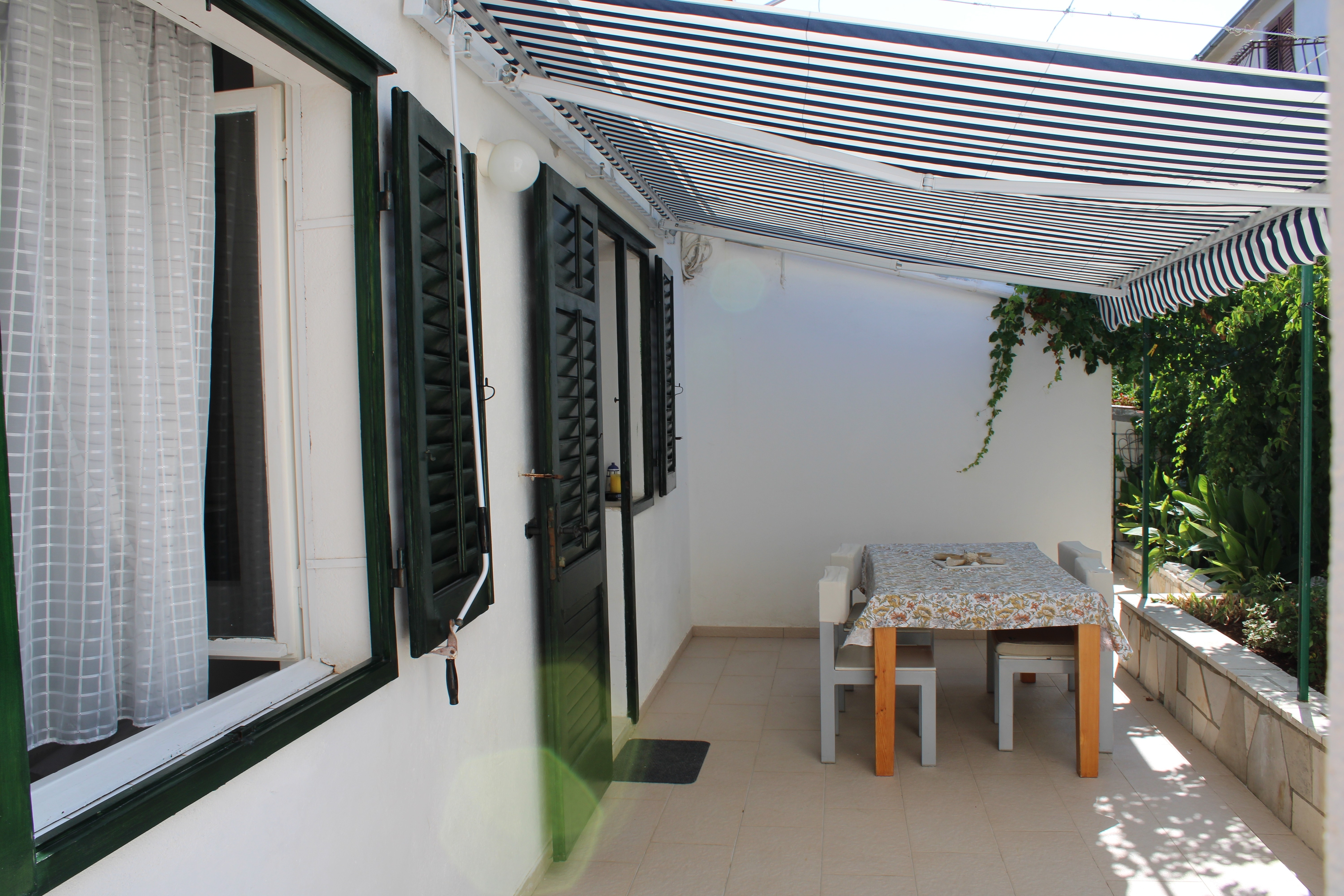 One bedroom apartment with terrace Supetar, Brač (A-20219-b) One bedroom apartment with terrace Supetar, Brač (A-20219-b)