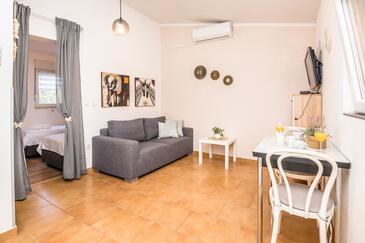 Vir, Sala de estar in the apartment, air condition available y WiFi.