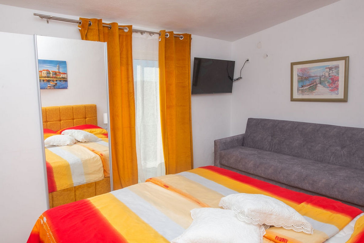 Comfortable and spacious house with terrace and sea view Čista Velika, Vodice  K