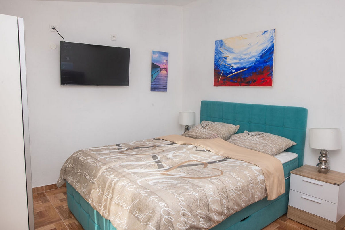 Comfortable and spacious house with terrace and sea view Čista Velika, Vodice  K
